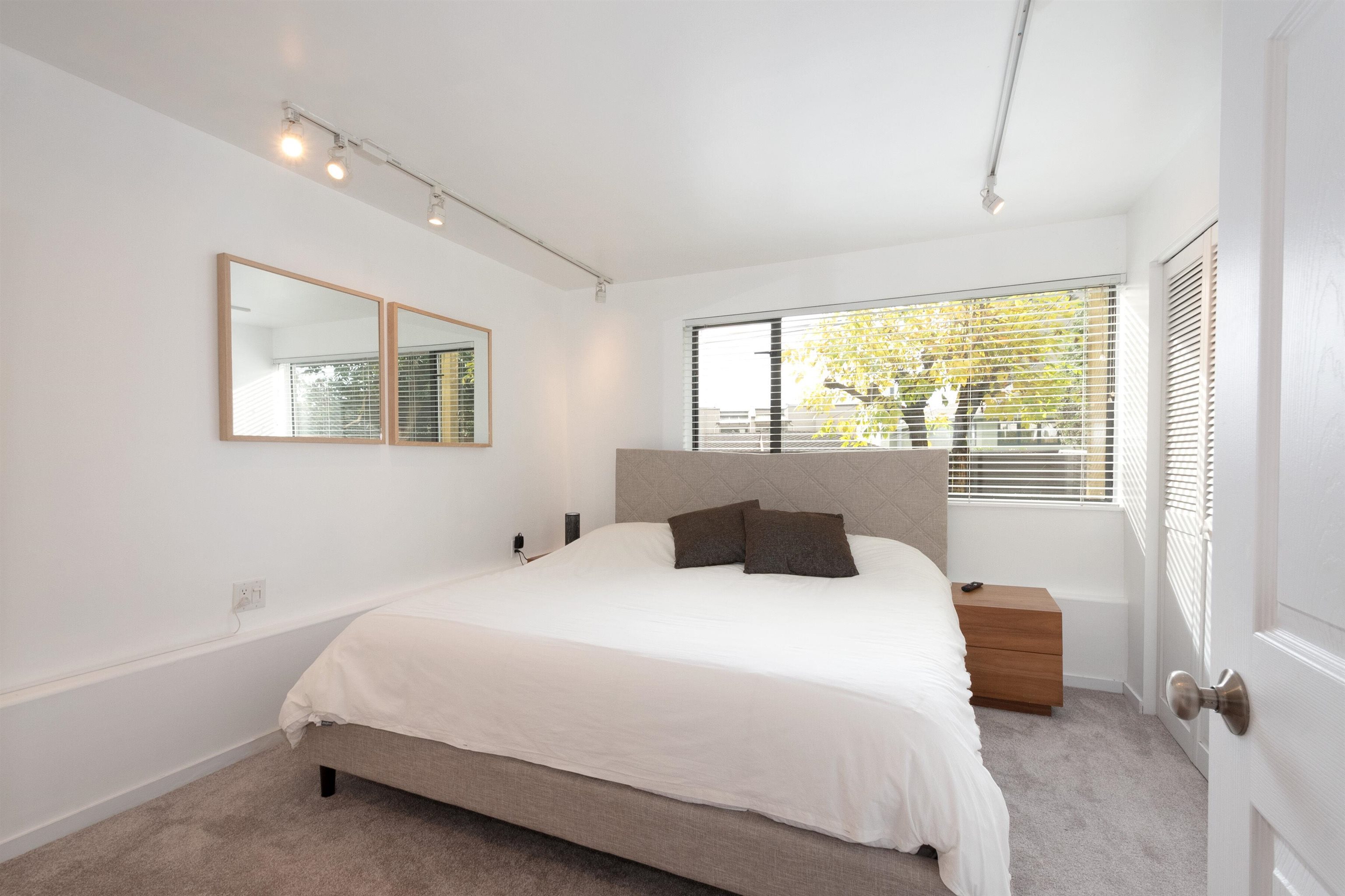 Listing image of 2364 MARINE DRIVE