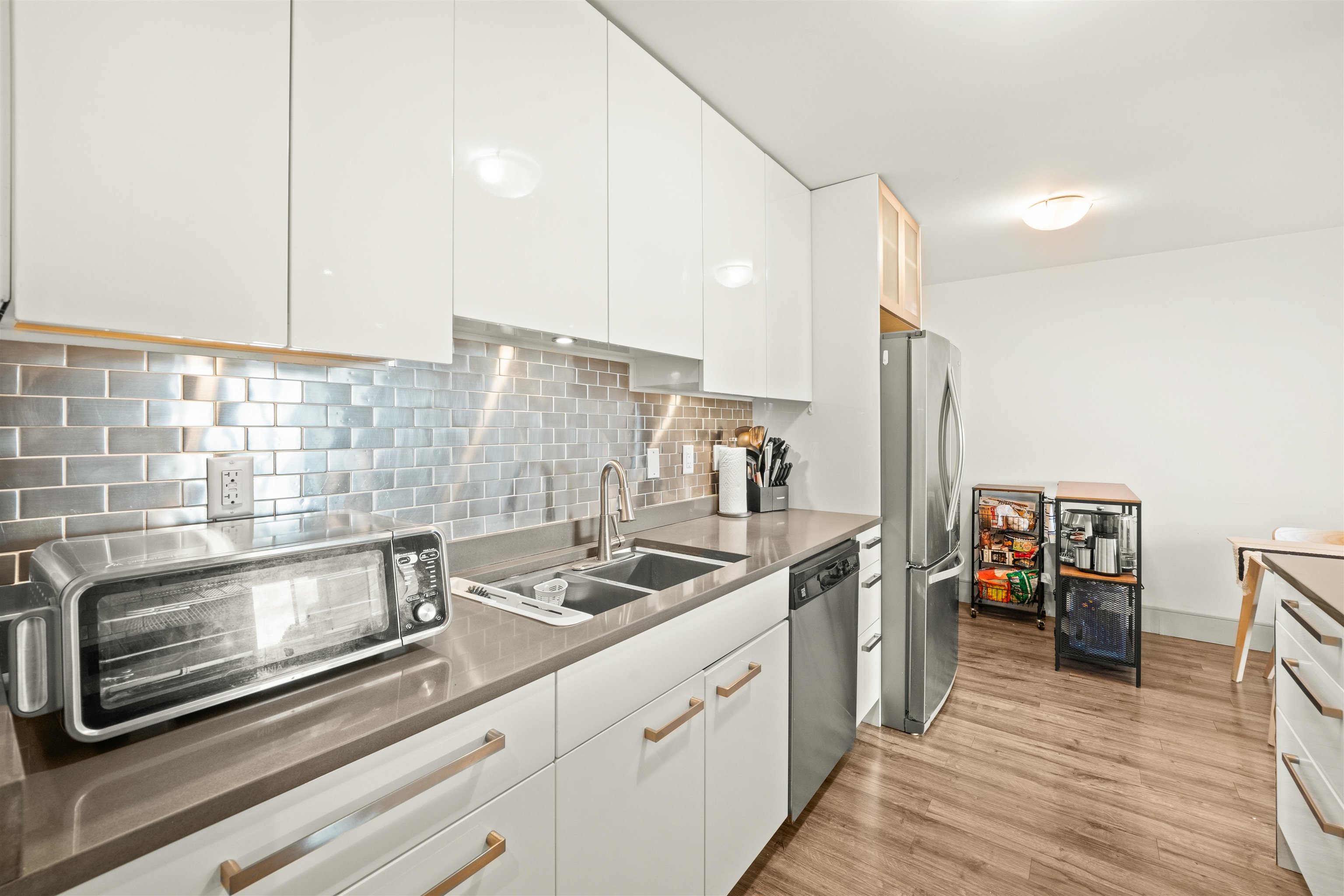 Listing image of 301 327 W 2ND STREET