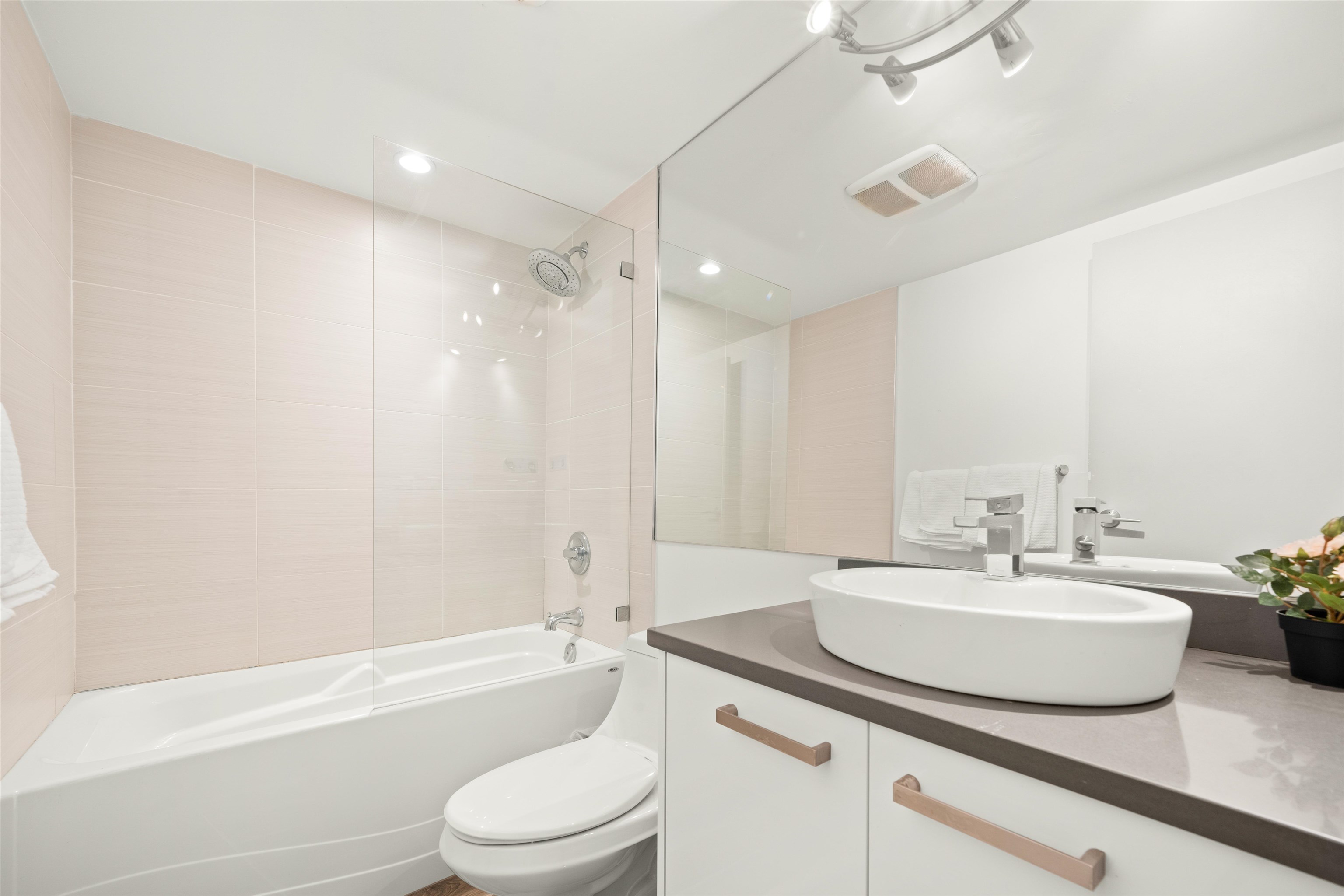 Listing image of 301 327 W 2ND STREET