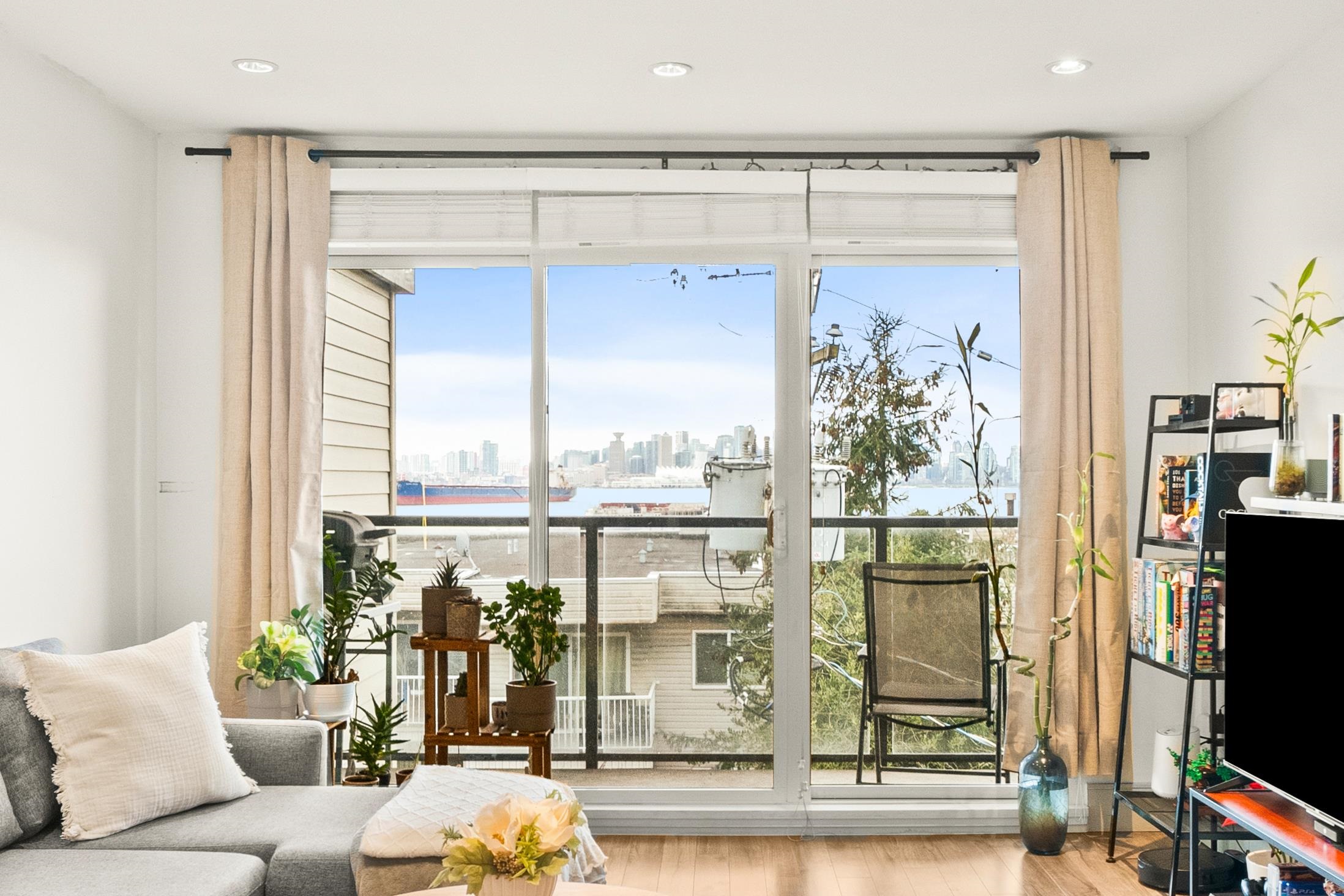 Listing image of 301 327 W 2ND STREET