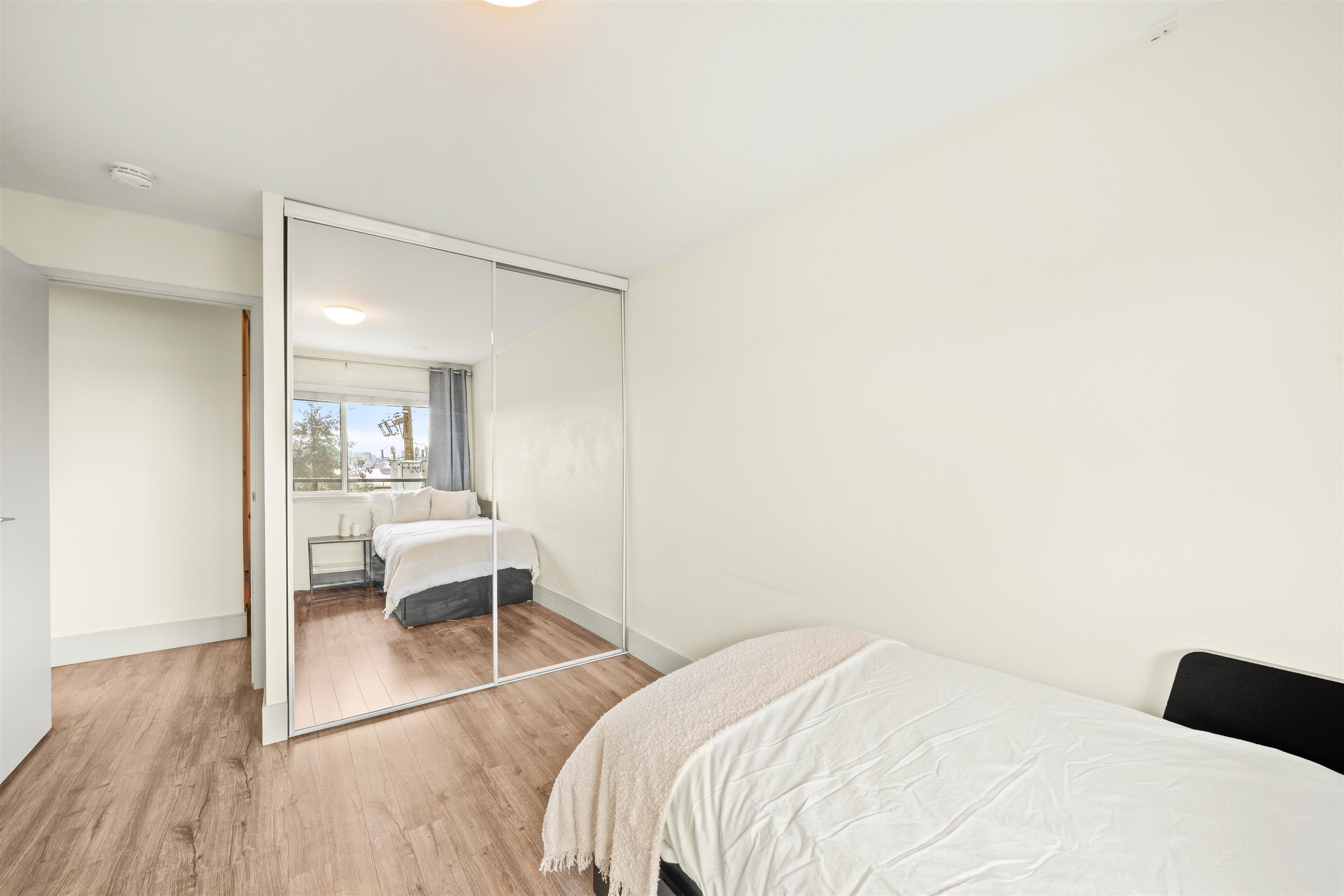 Listing image of 301 327 W 2ND STREET