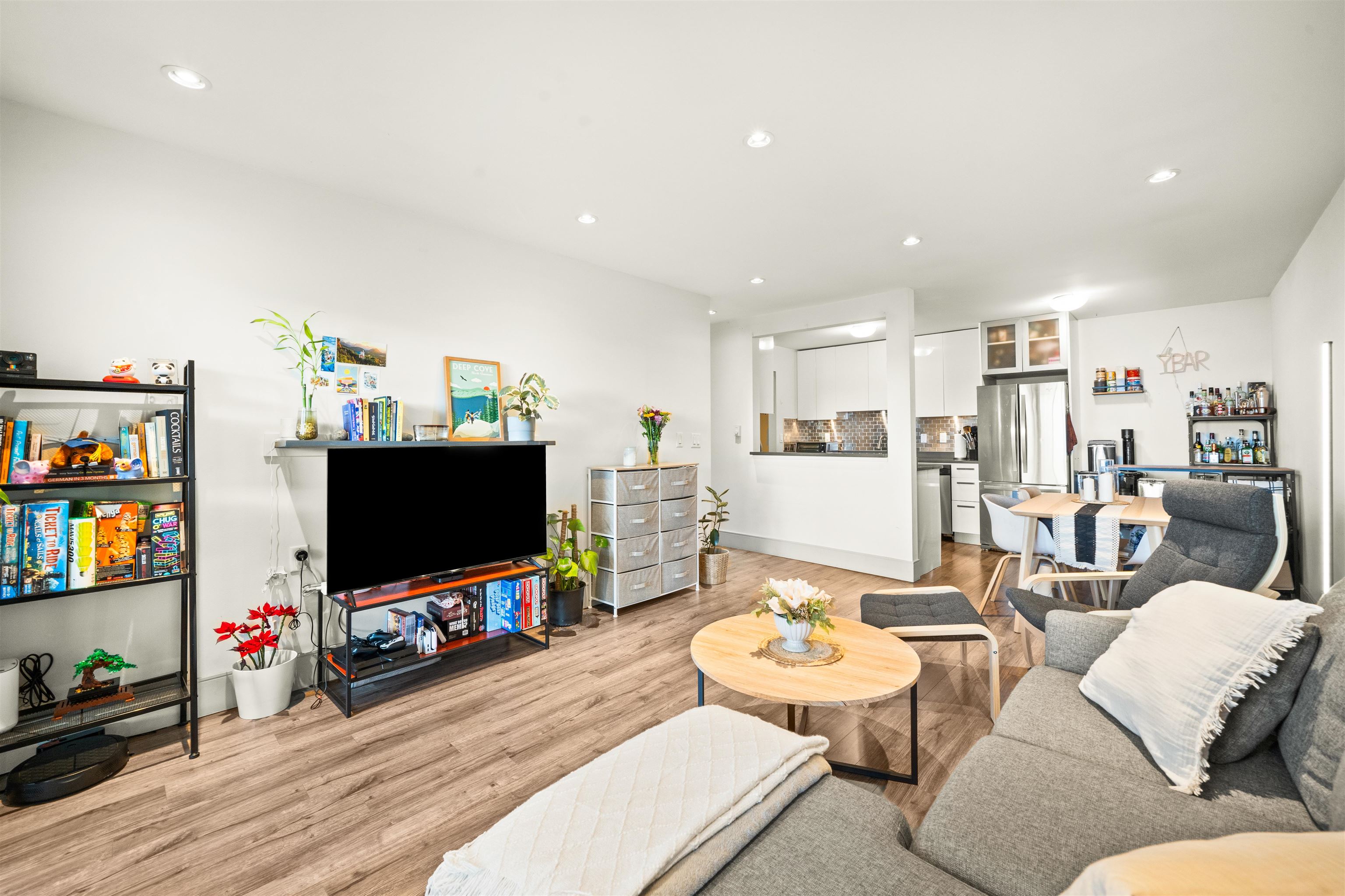 Listing image of 301 327 W 2ND STREET