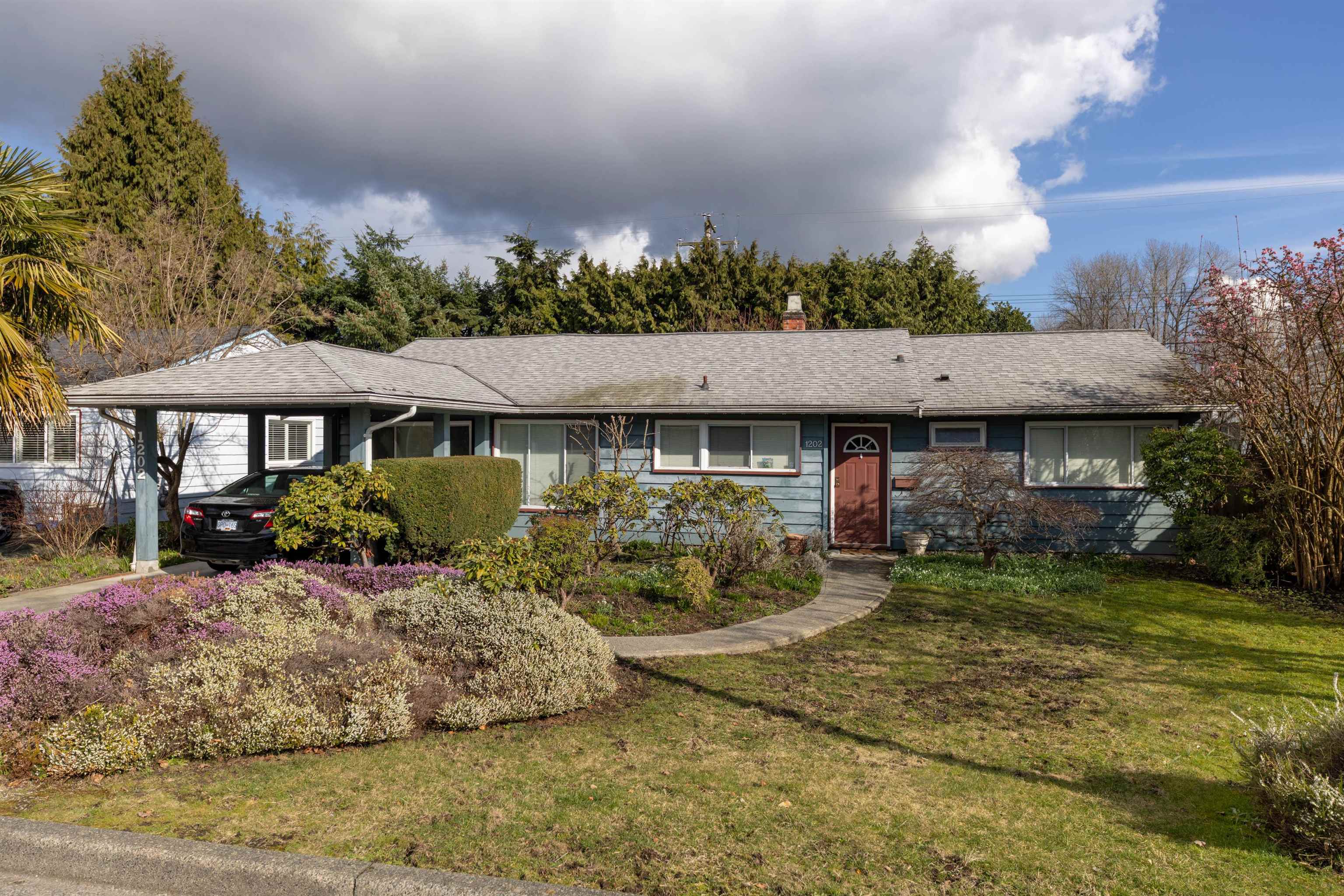 1202 PINEWOOD CRESCENT