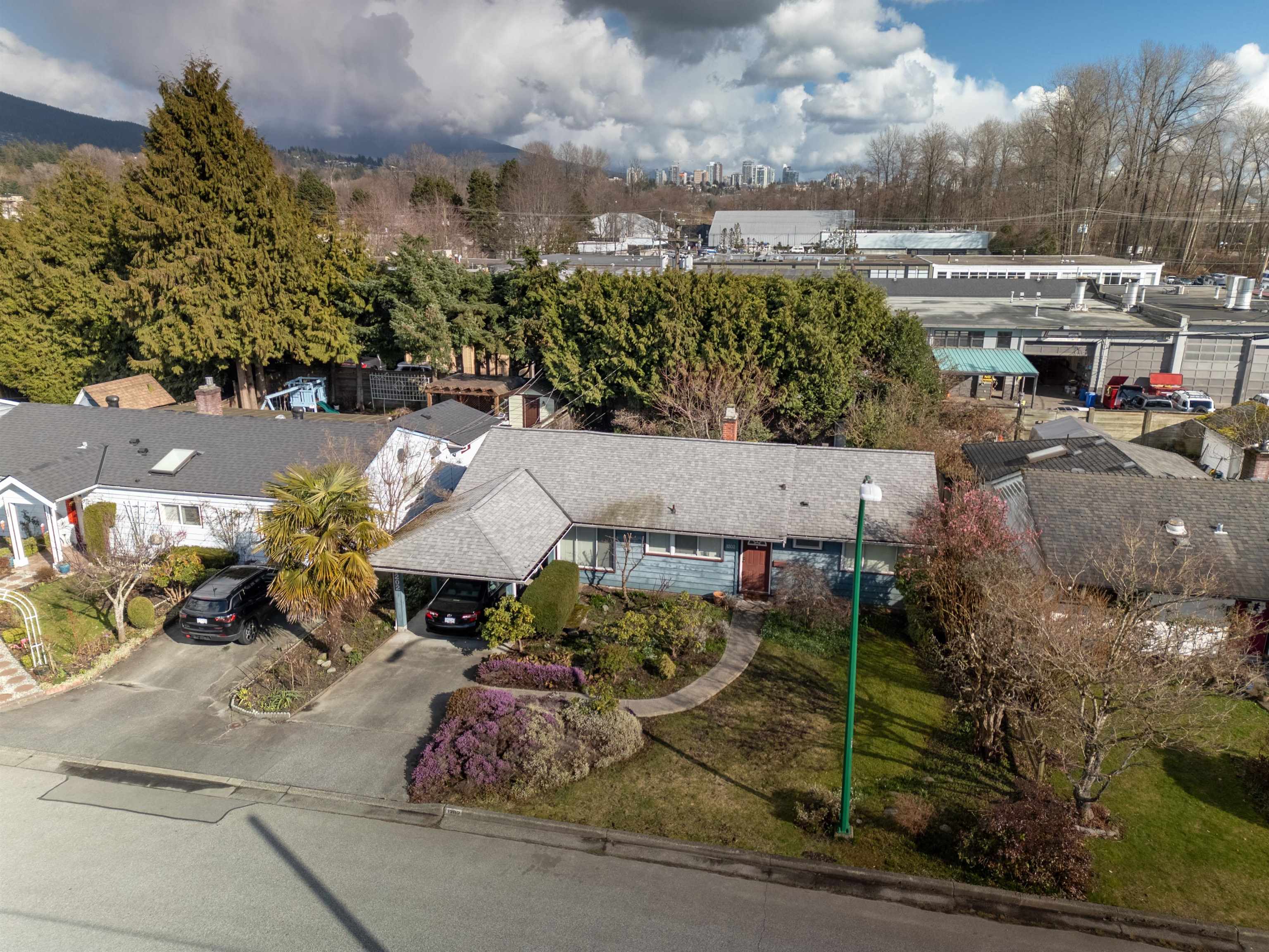Listing image of 1202 PINEWOOD CRESCENT