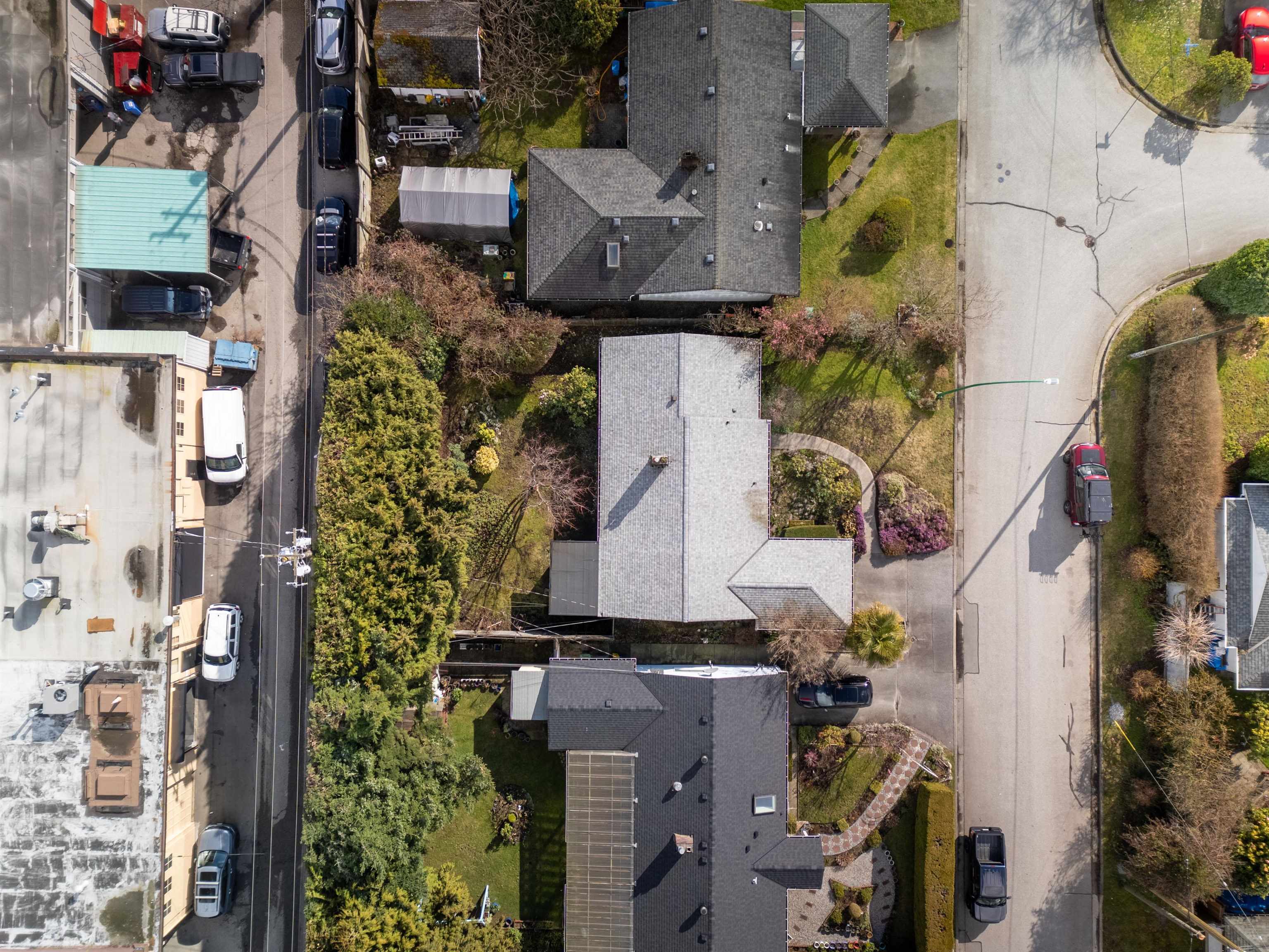 Listing image of 1202 PINEWOOD CRESCENT