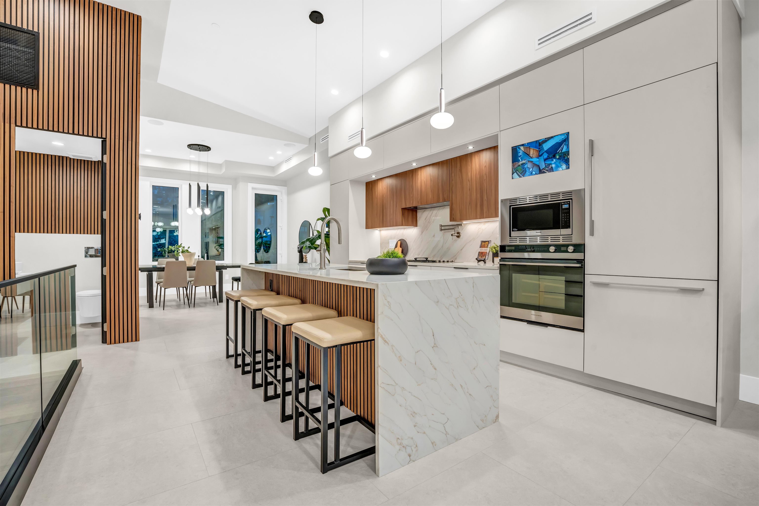 Listing image of 2380 MARINE DRIVE