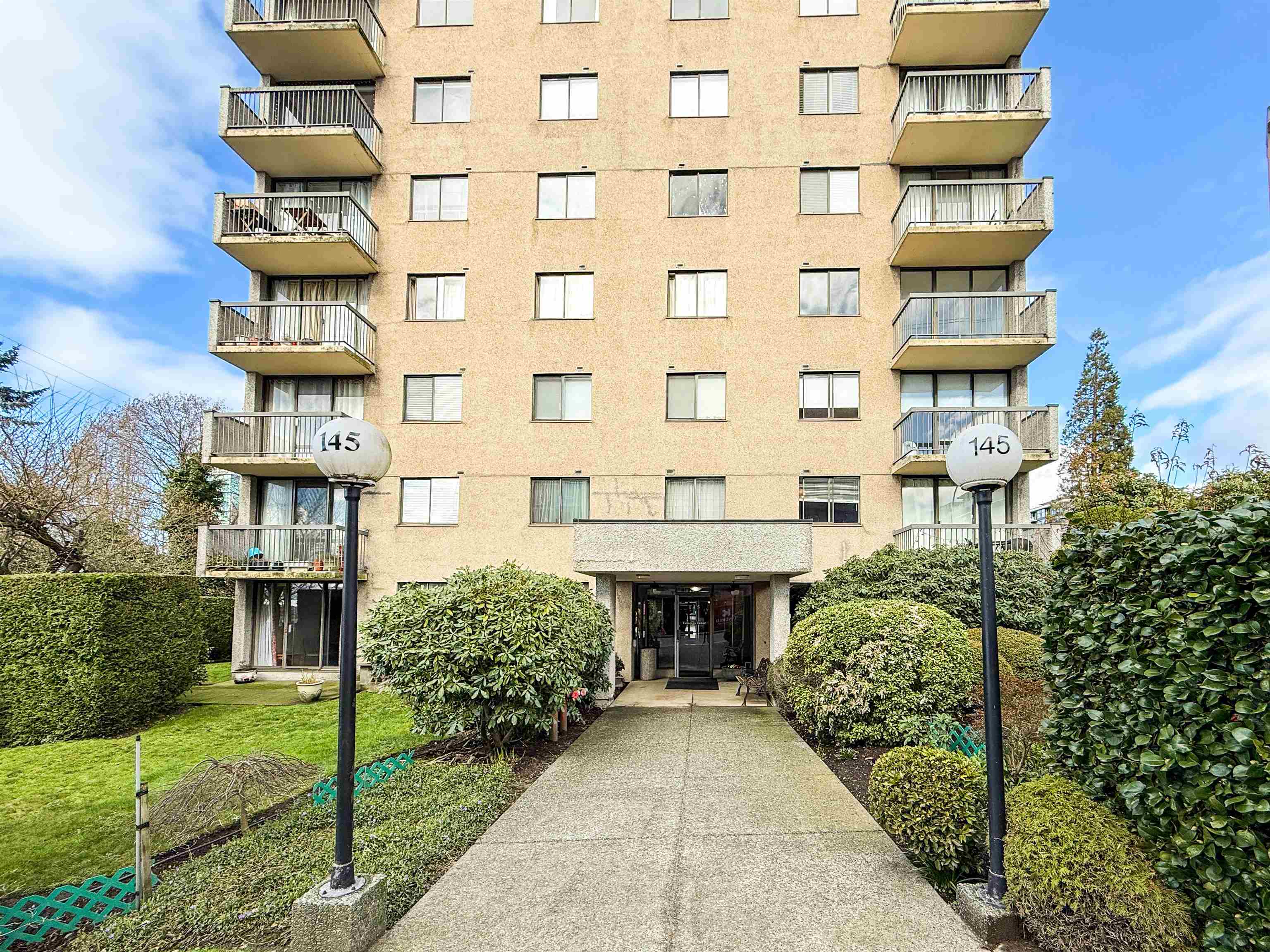 Listing image of 1704 145 ST. GEORGES AVENUE