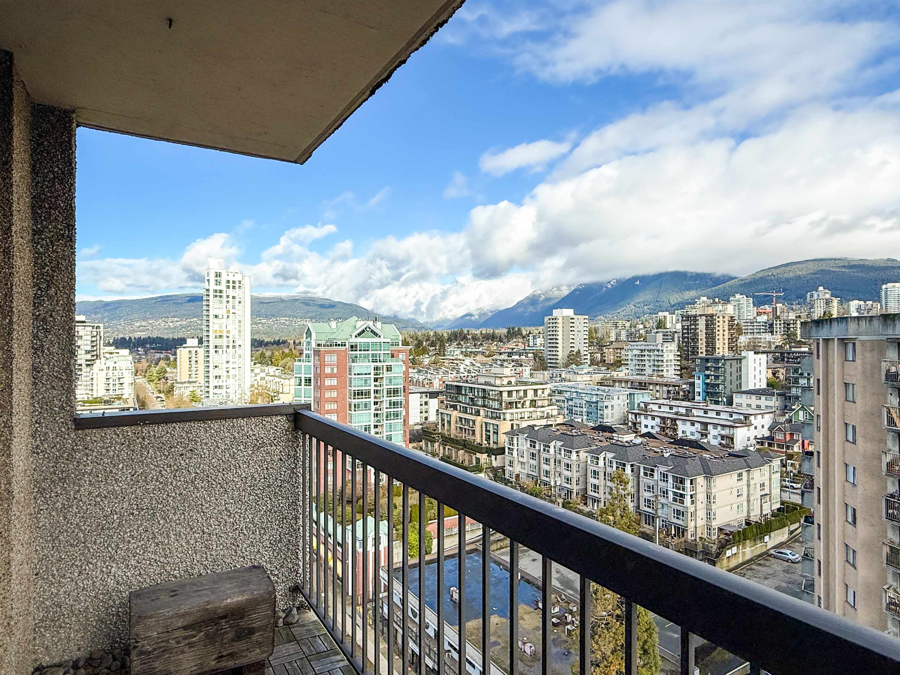 Listing image of 1704 145 ST. GEORGES AVENUE