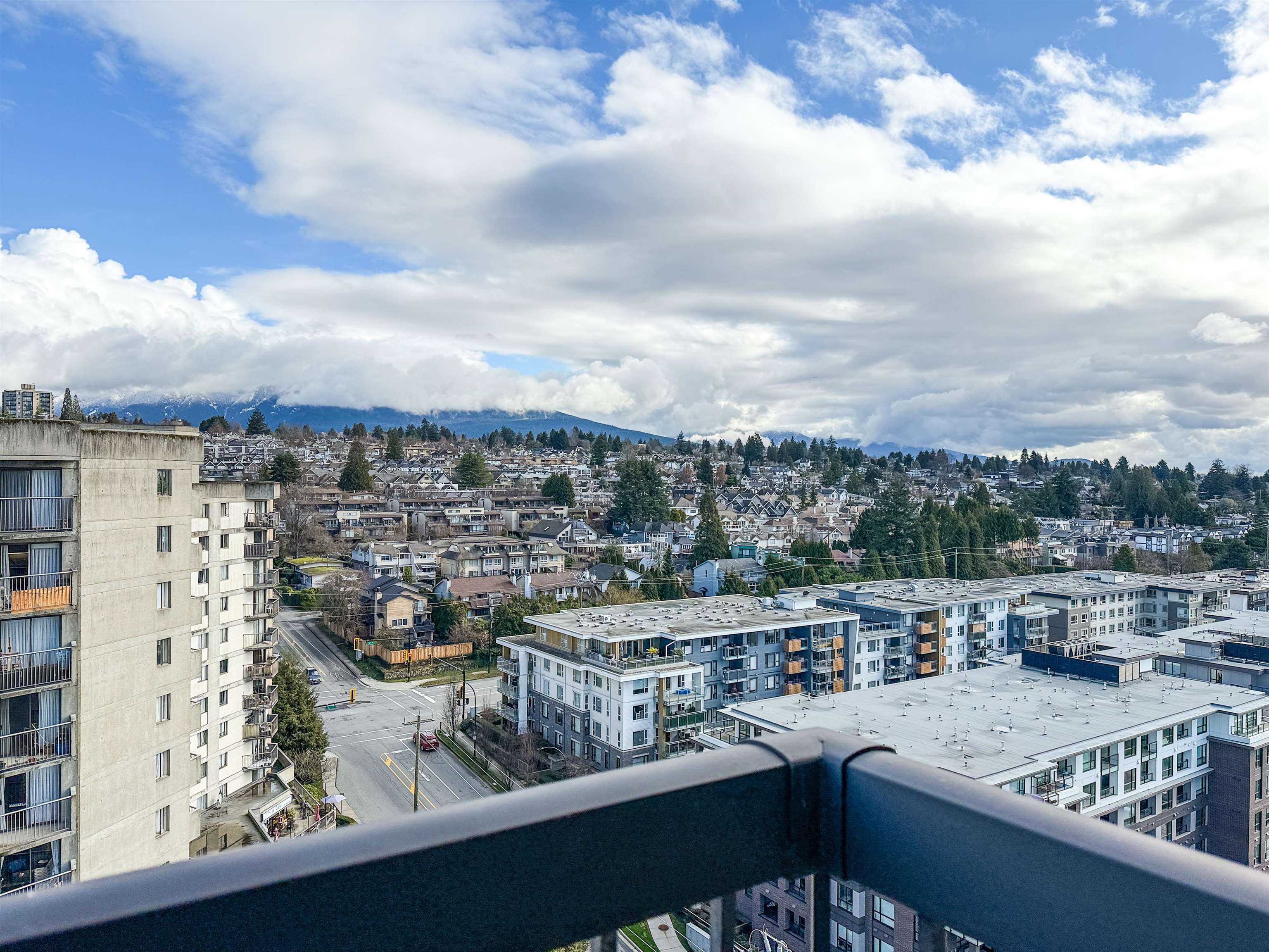 Listing image of 1704 145 ST. GEORGES AVENUE