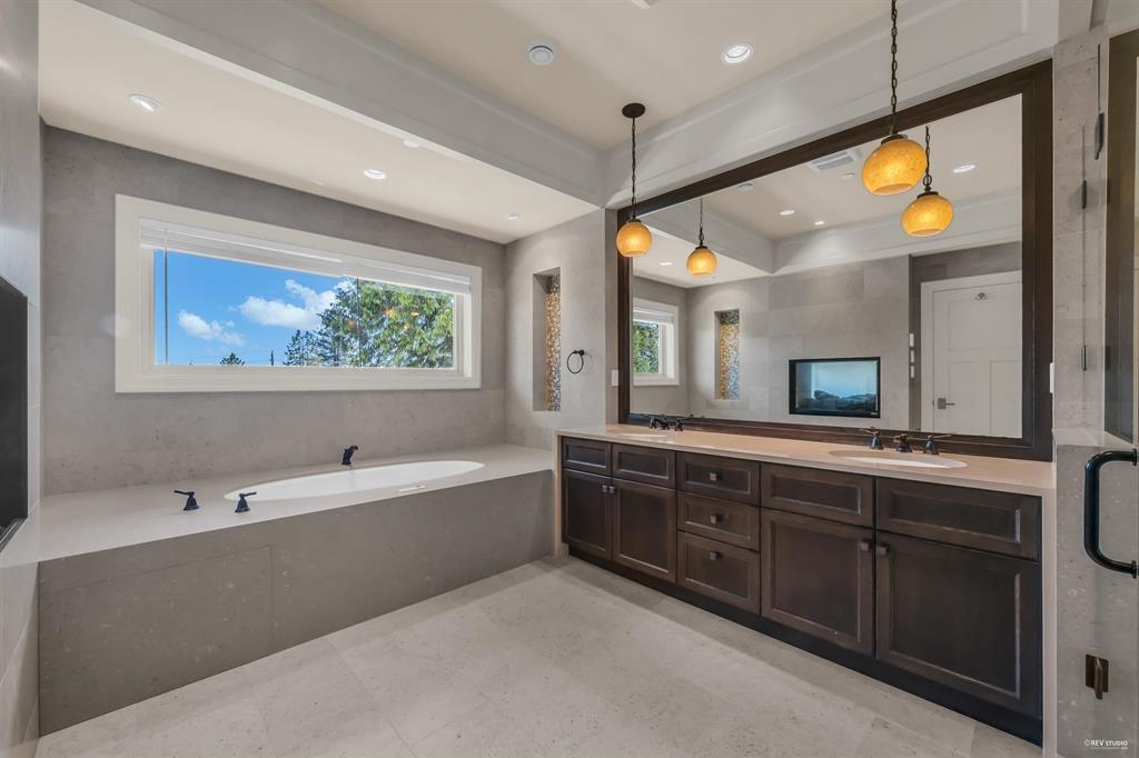 Listing image of 2566 MARINE DRIVE