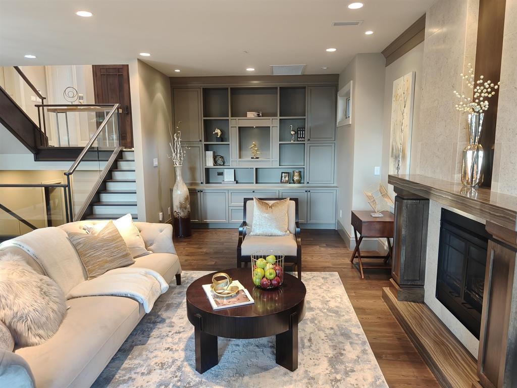 Listing image of 2566 MARINE DRIVE