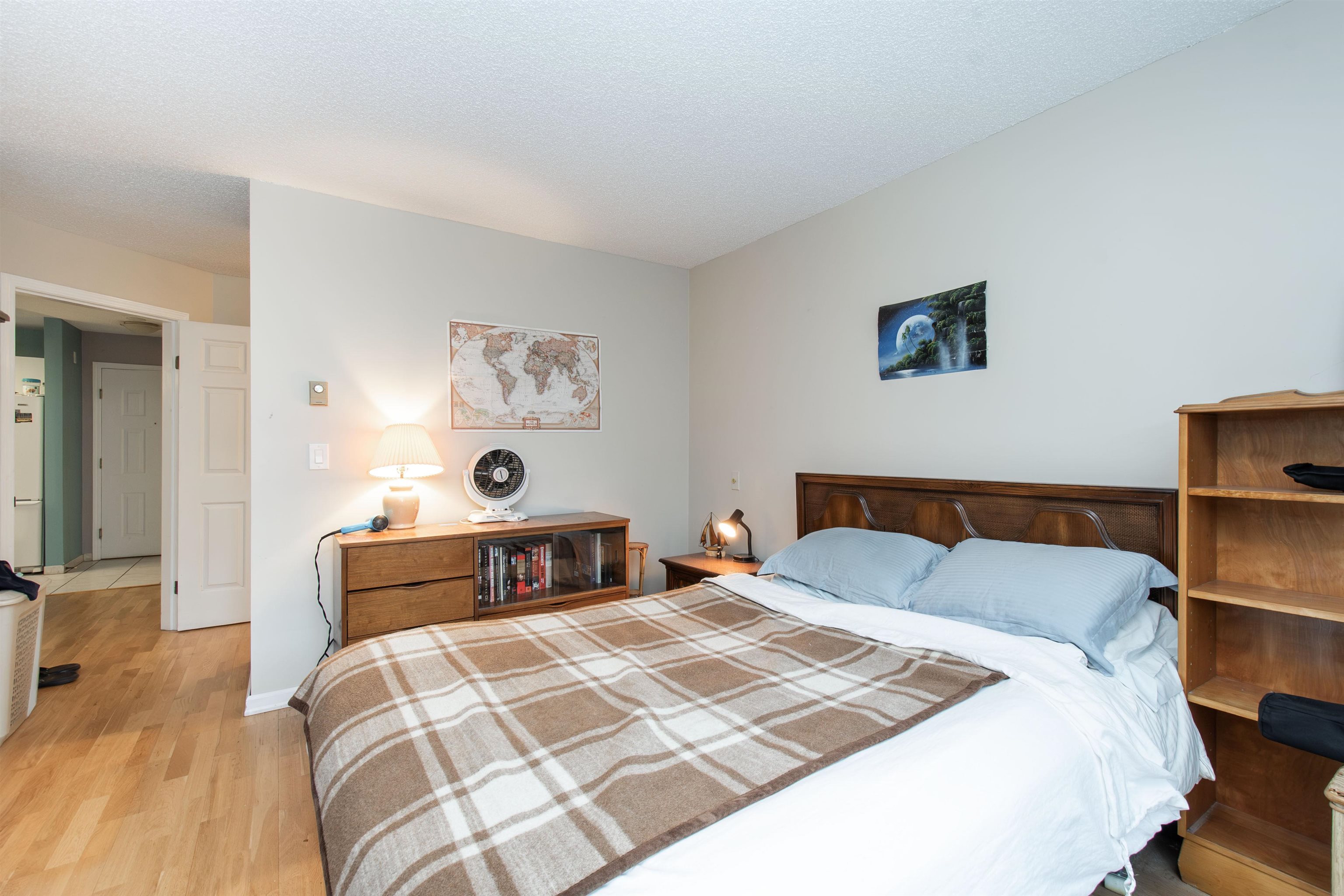 Listing image of 201 2800 CHESTERFIELD AVENUE