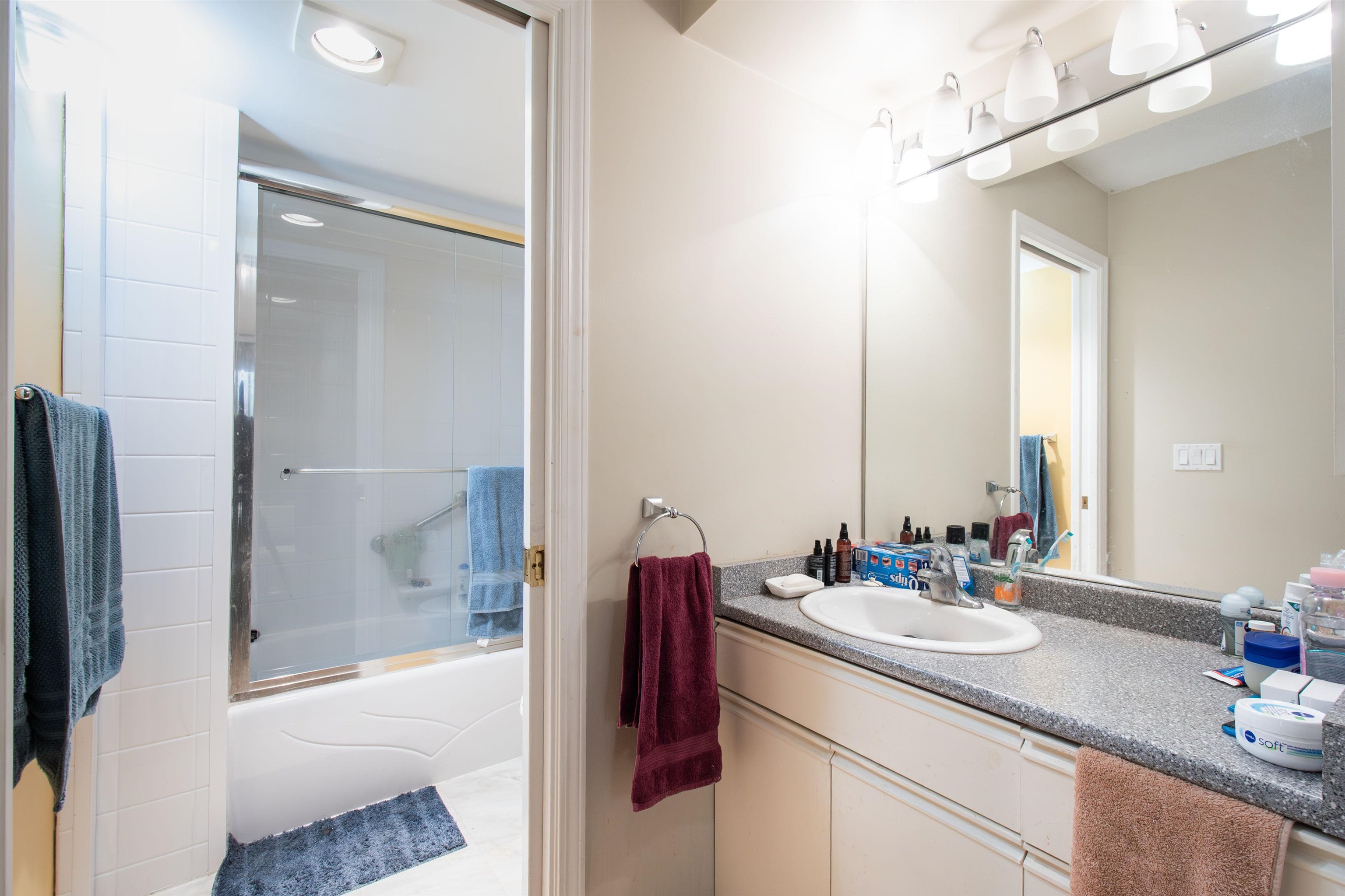 Listing image of 201 2800 CHESTERFIELD AVENUE