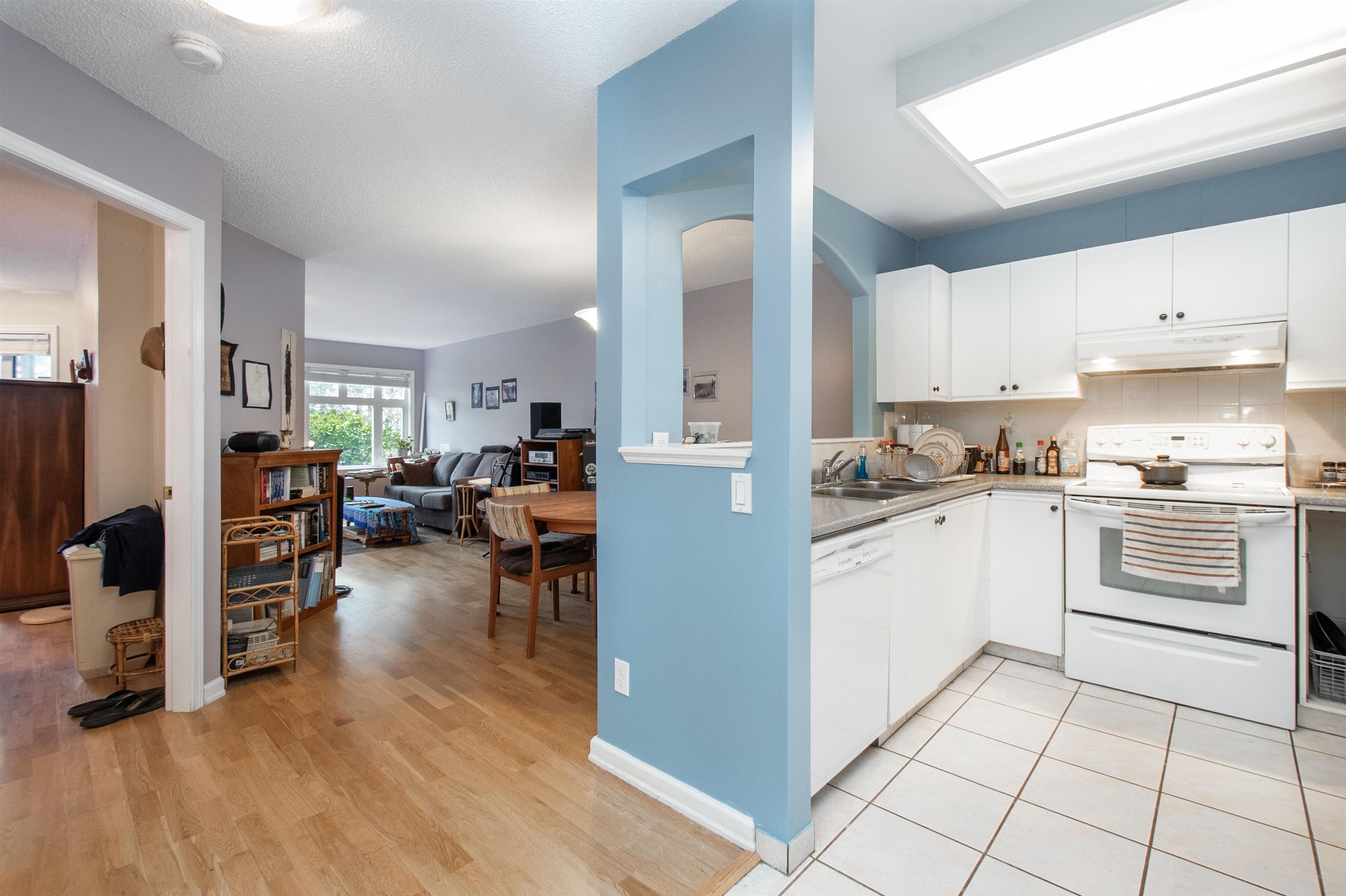 Listing image of 201 2800 CHESTERFIELD AVENUE