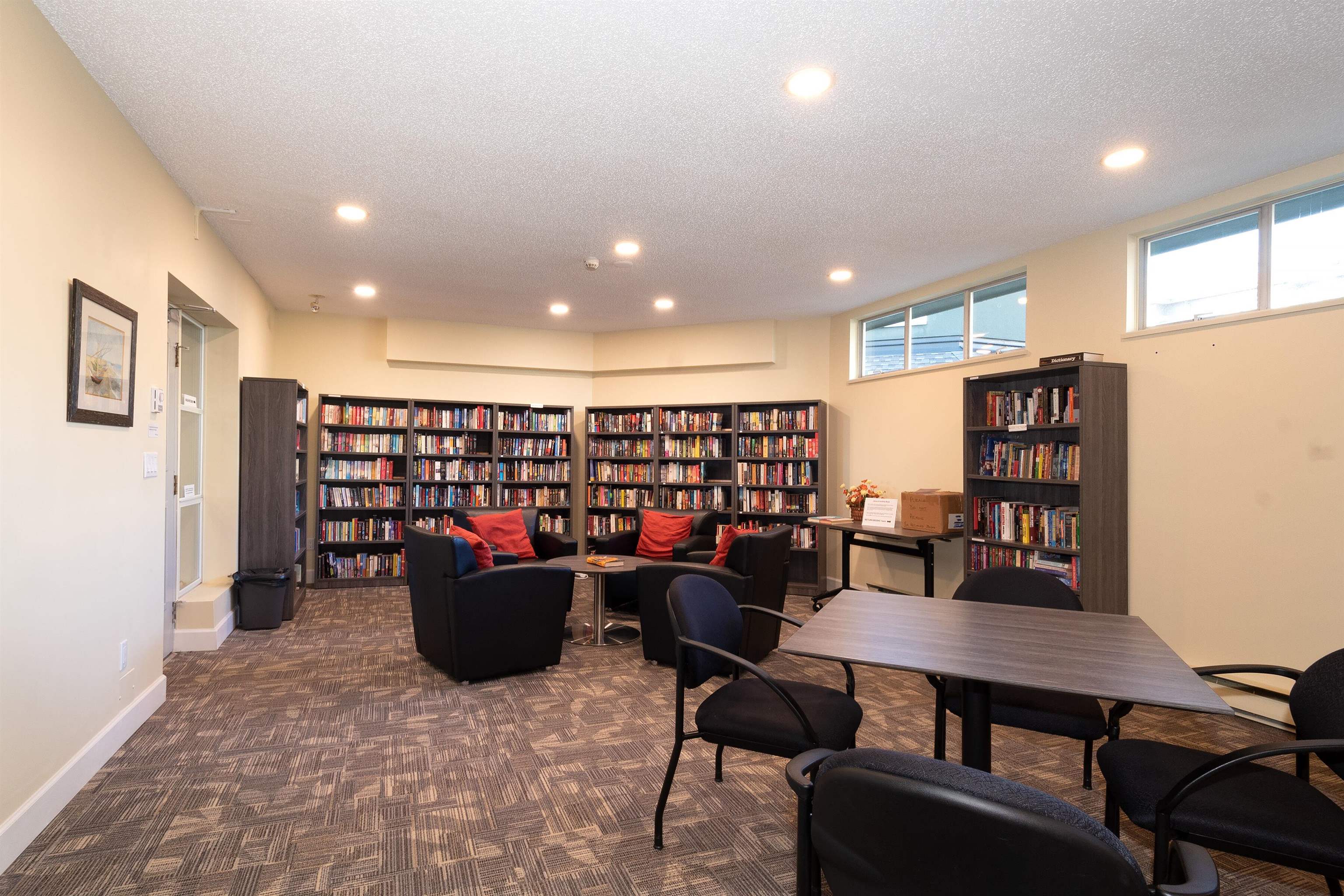 Listing image of 201 2800 CHESTERFIELD AVENUE