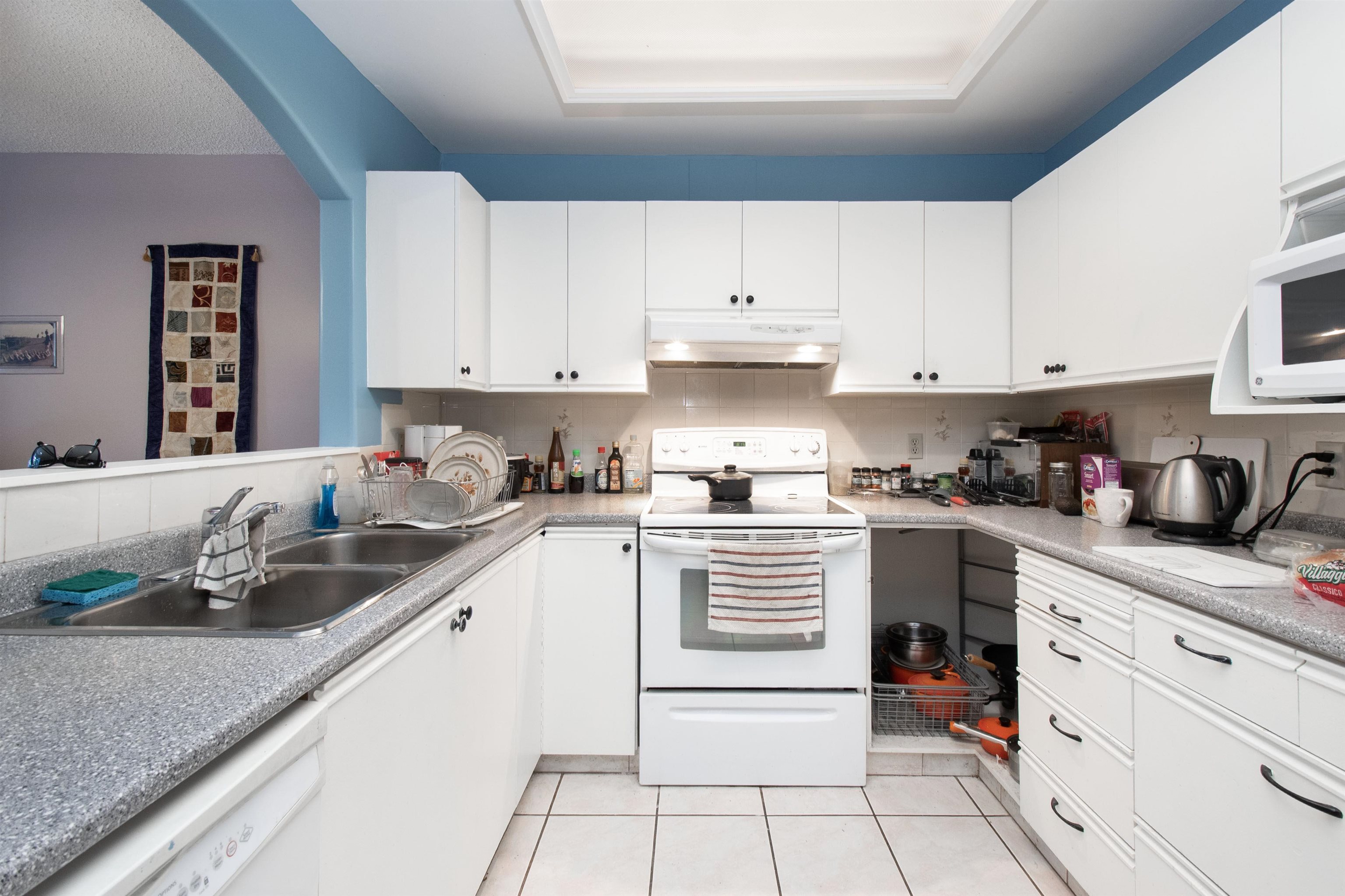 Listing image of 201 2800 CHESTERFIELD AVENUE