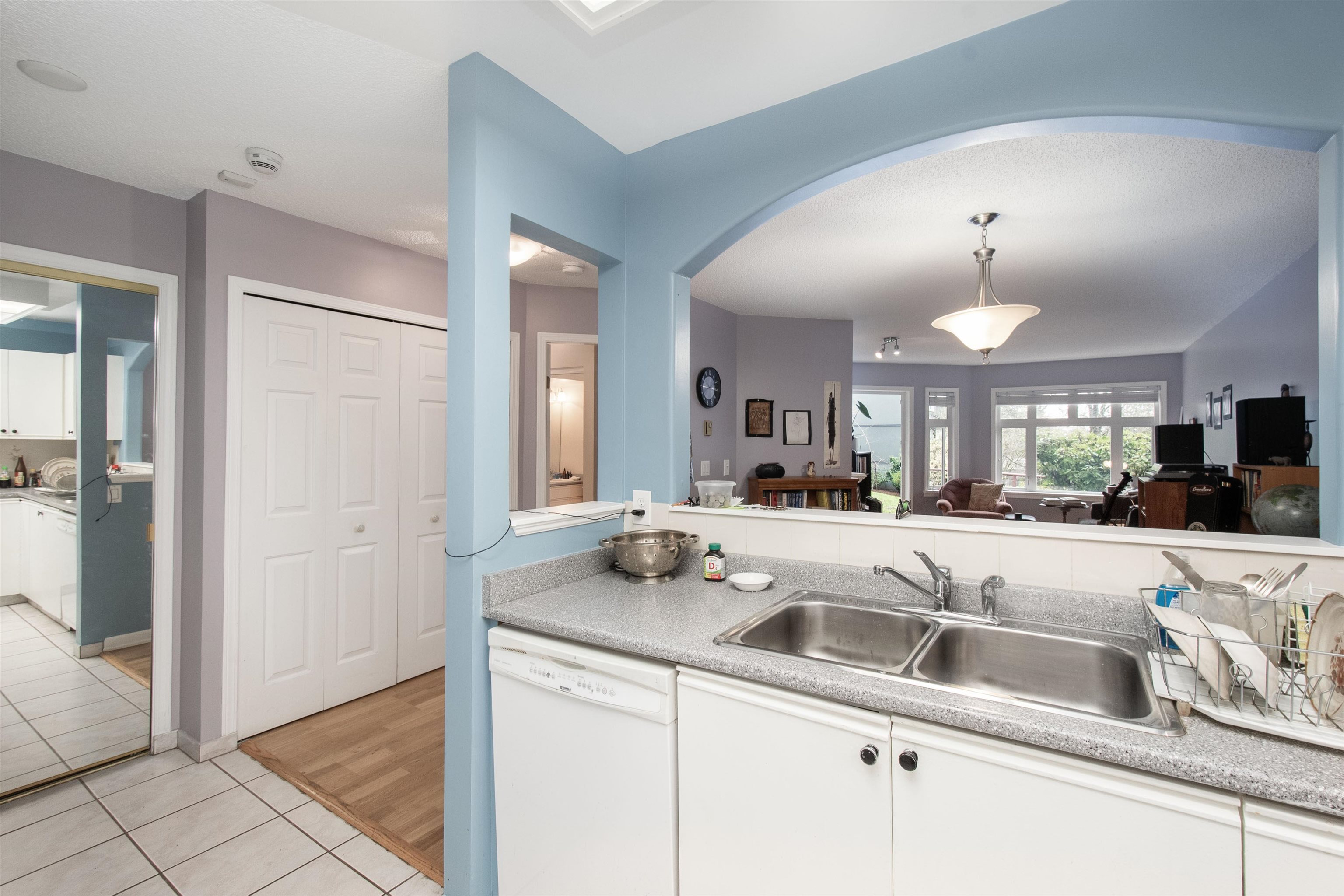 Listing image of 201 2800 CHESTERFIELD AVENUE