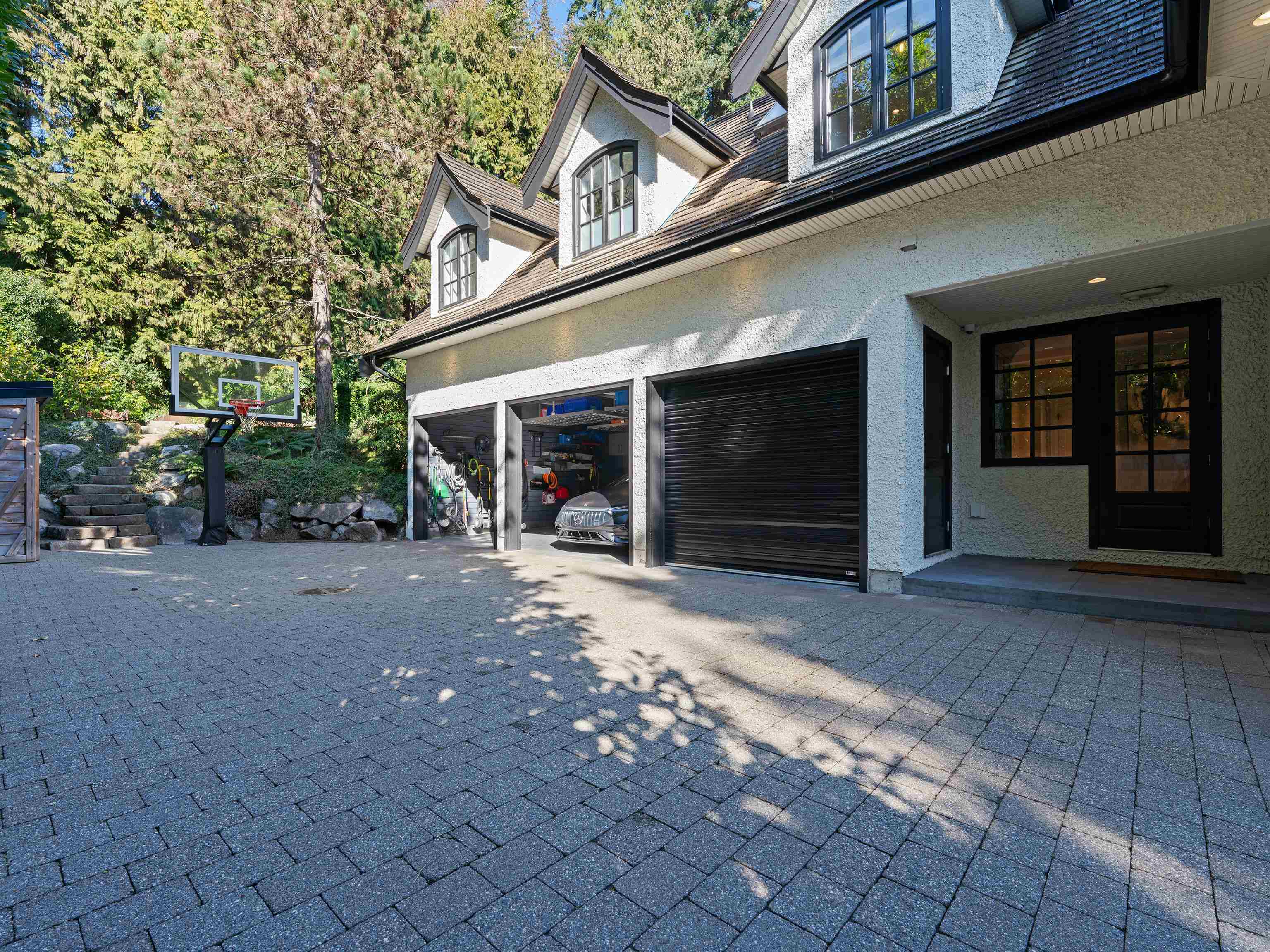 Listing image of 2985 ALTAMONT CRESCENT