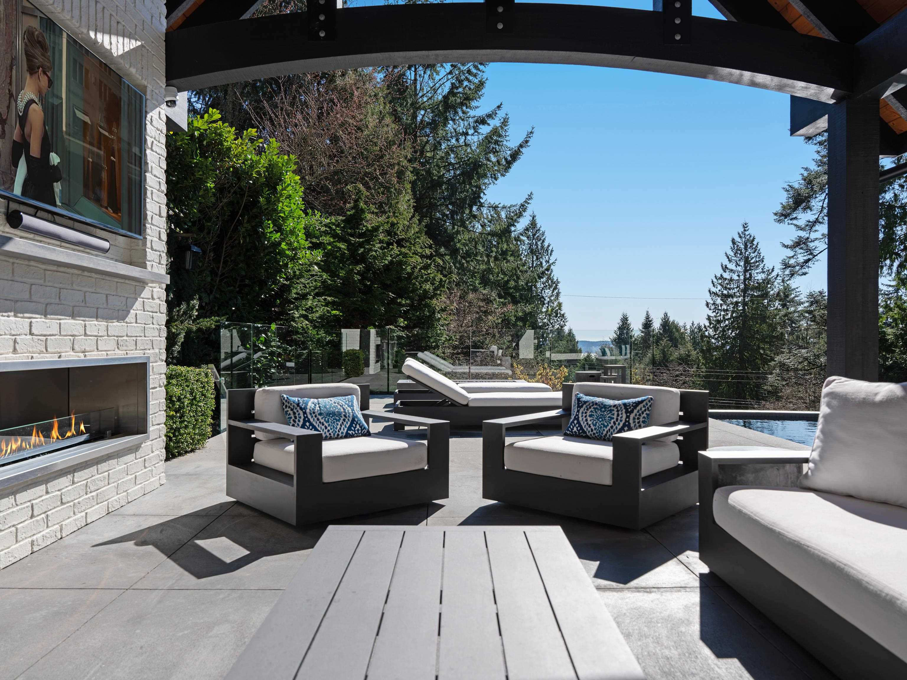 Listing image of 2985 ALTAMONT CRESCENT