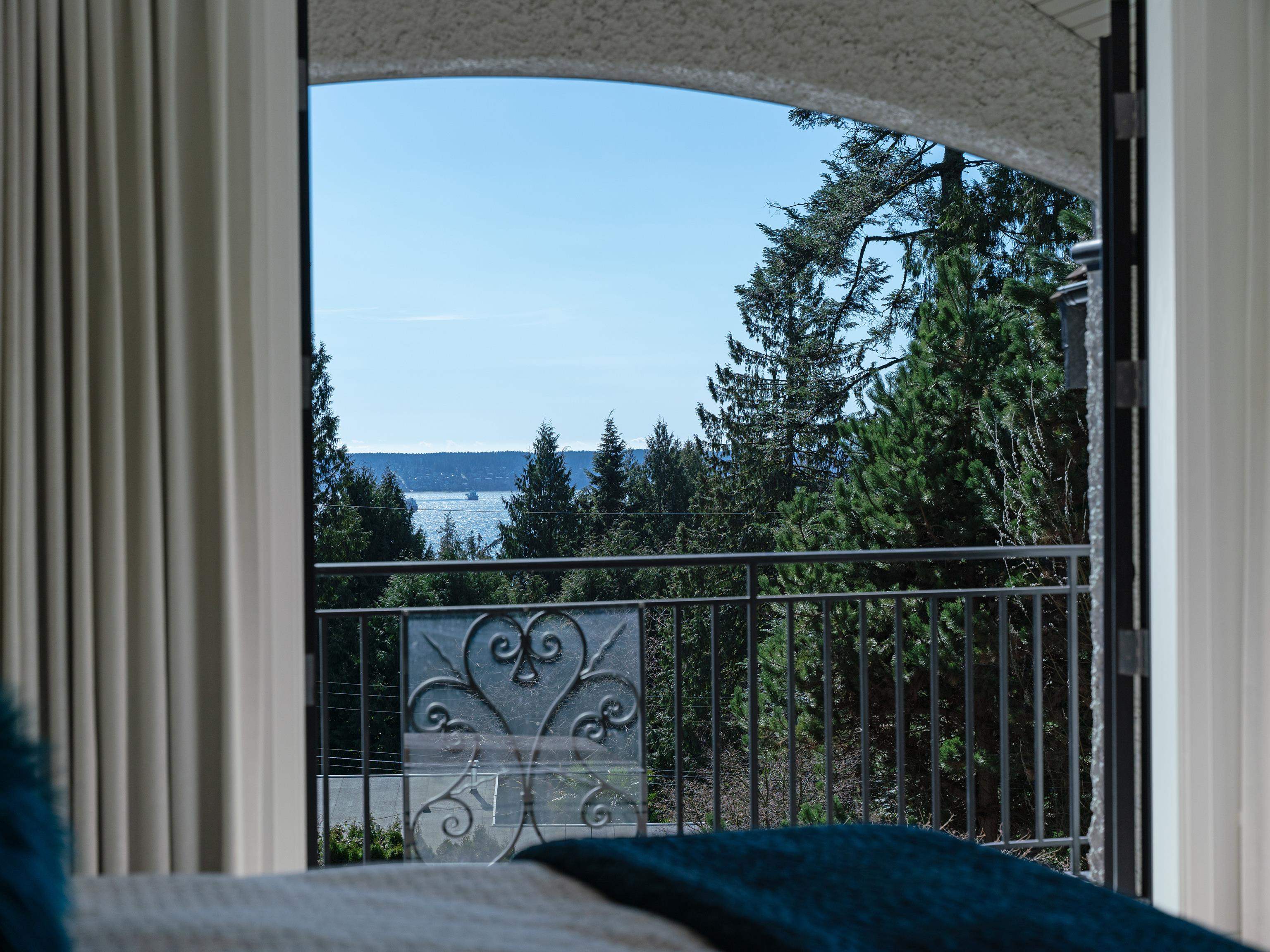 Listing image of 2985 ALTAMONT CRESCENT