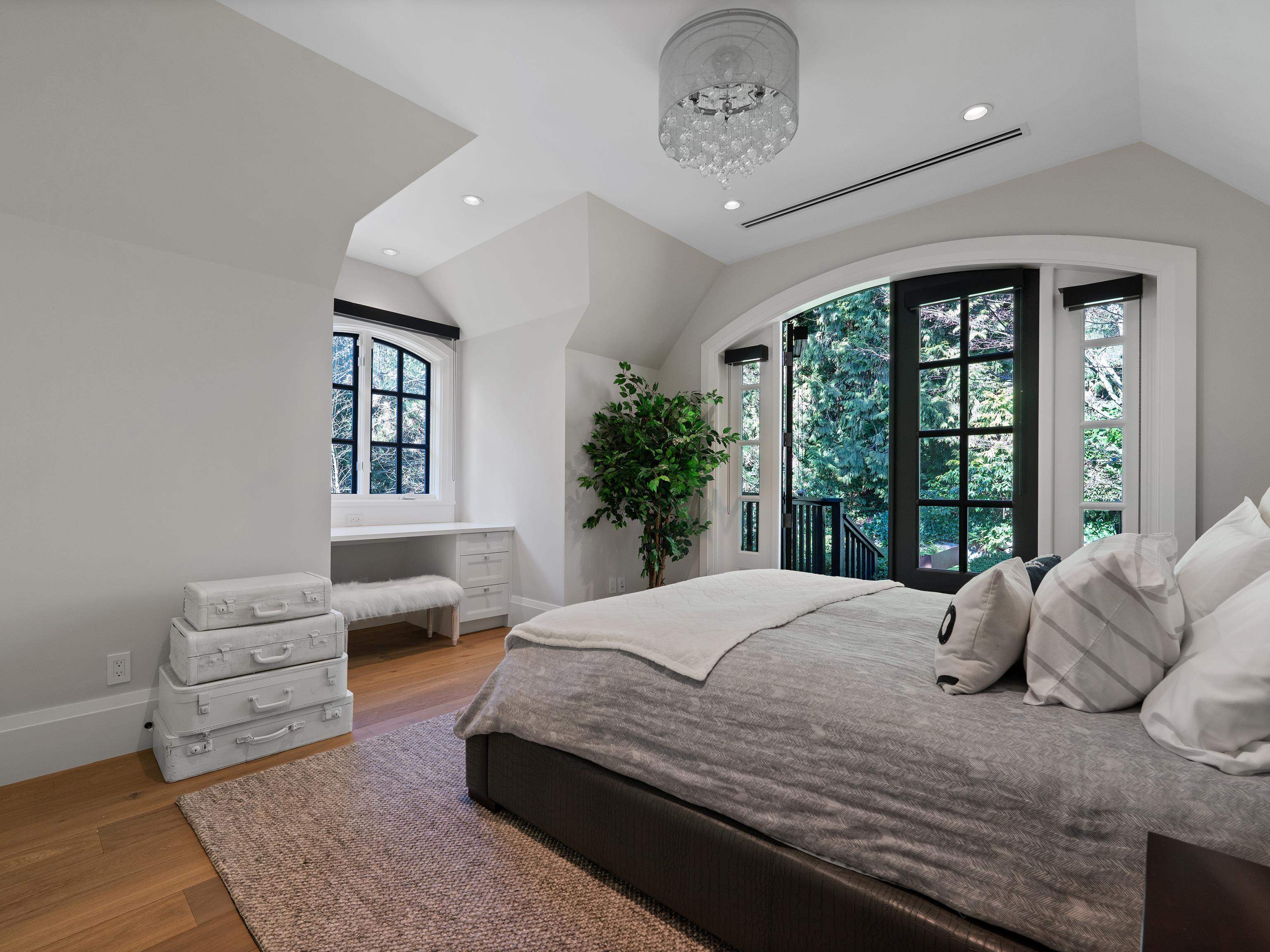 Listing image of 2985 ALTAMONT CRESCENT