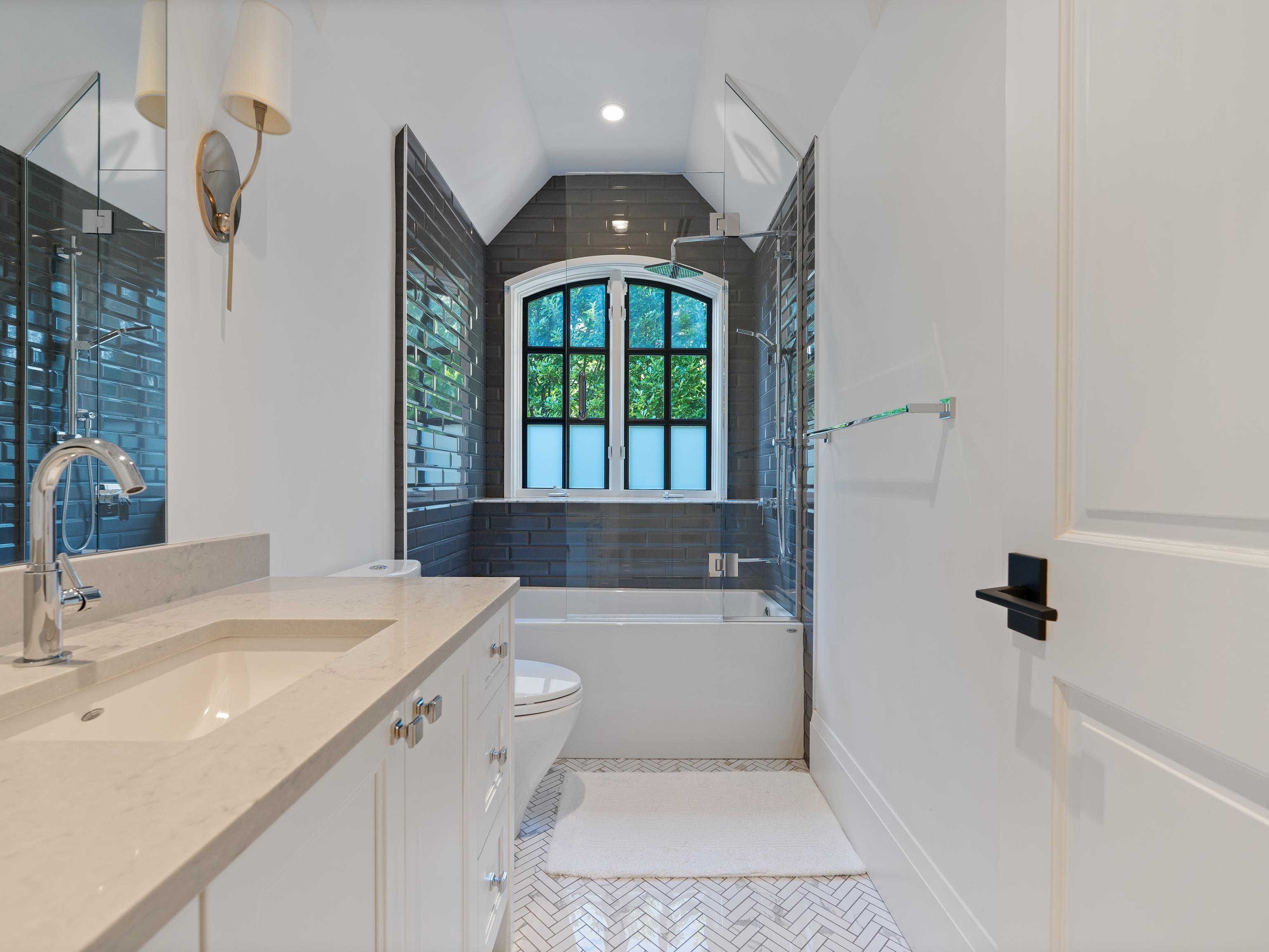 Listing image of 2985 ALTAMONT CRESCENT