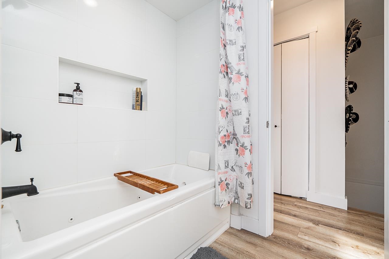 Listing image of 1014 LILLOOET ROAD