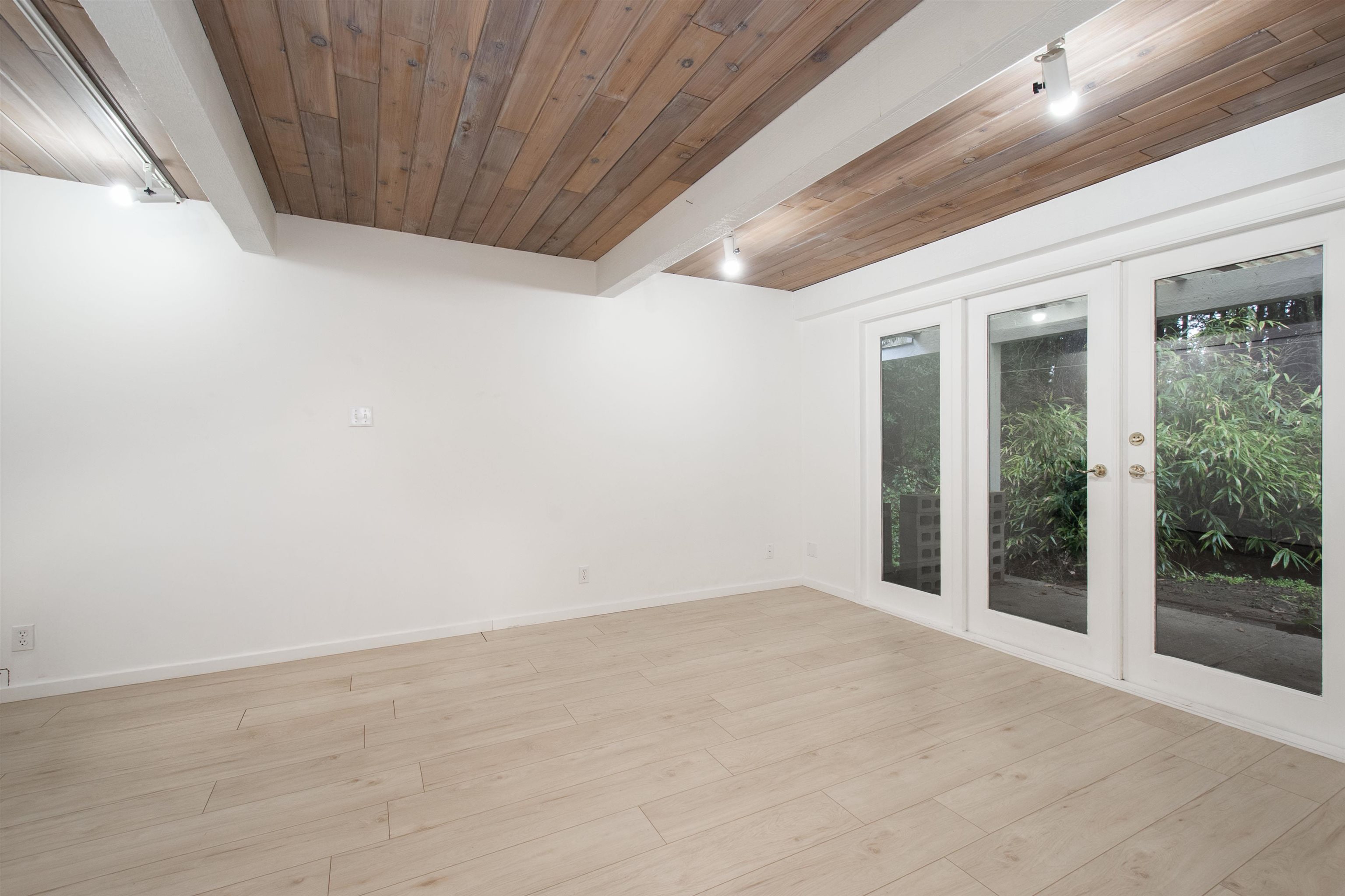 Listing image of 937 MONTROYAL BOULEVARD