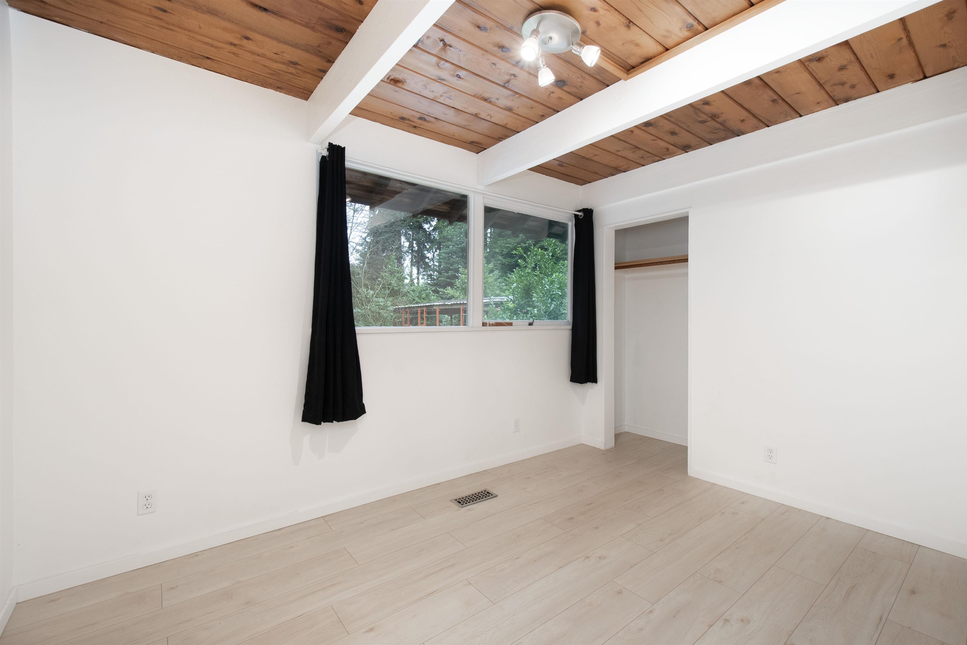 Listing image of 937 MONTROYAL BOULEVARD