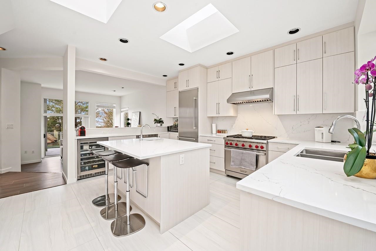 Listing image of 2135 LAWSON AVENUE