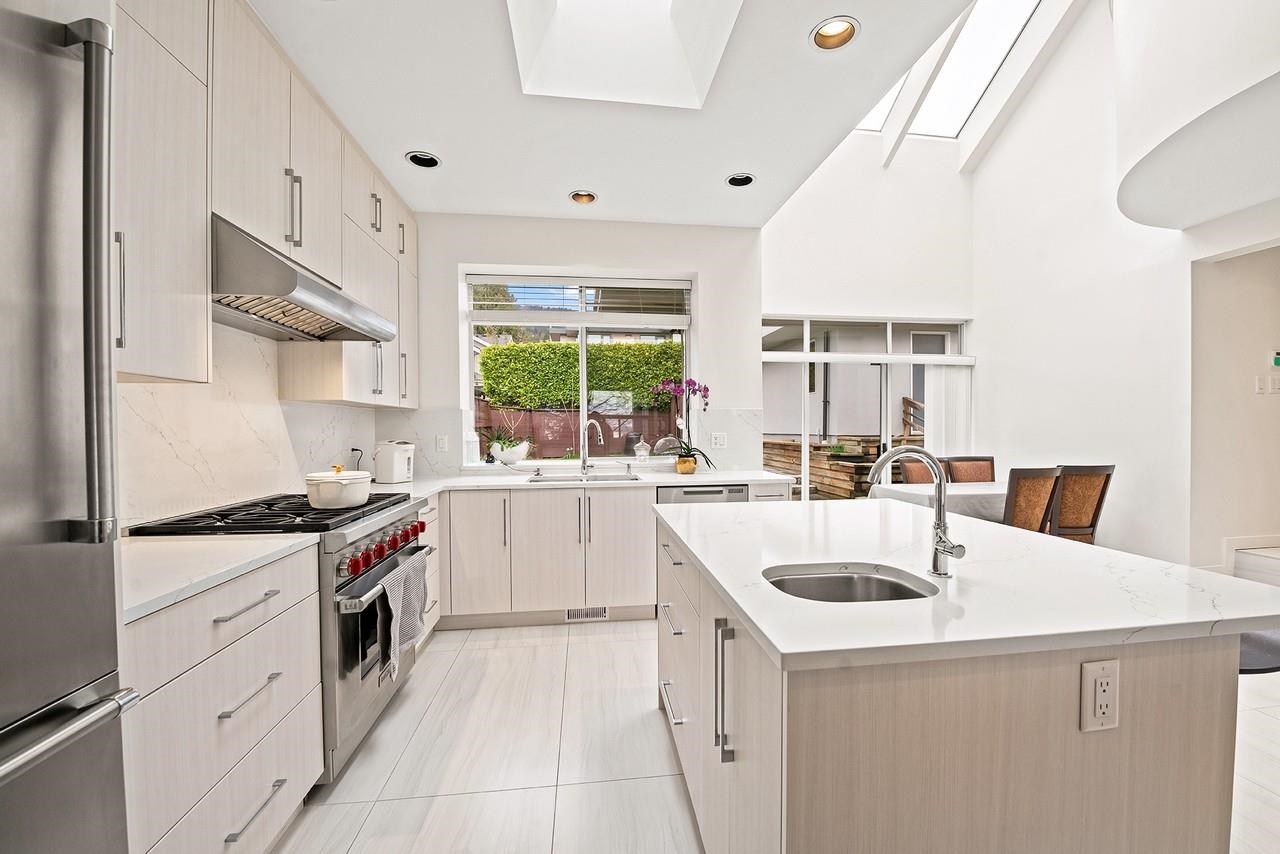 Listing image of 2135 LAWSON AVENUE