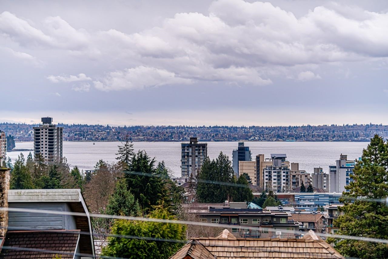 Listing image of 2135 LAWSON AVENUE
