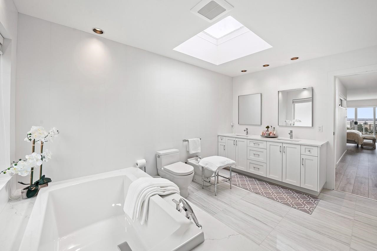 Listing image of 2135 LAWSON AVENUE