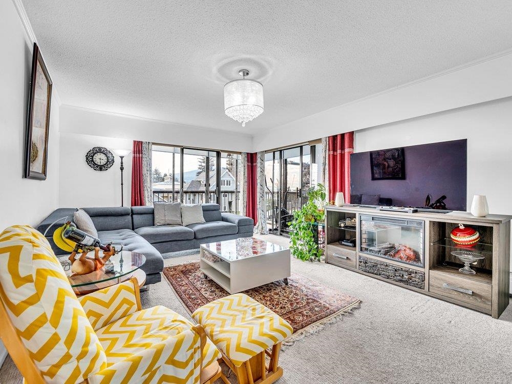Listing image of 301 2710 LONSDALE AVENUE
