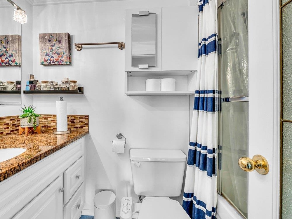 Listing image of 301 2710 LONSDALE AVENUE