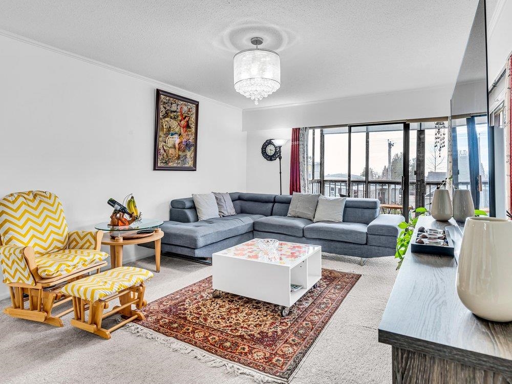 Listing image of 301 2710 LONSDALE AVENUE