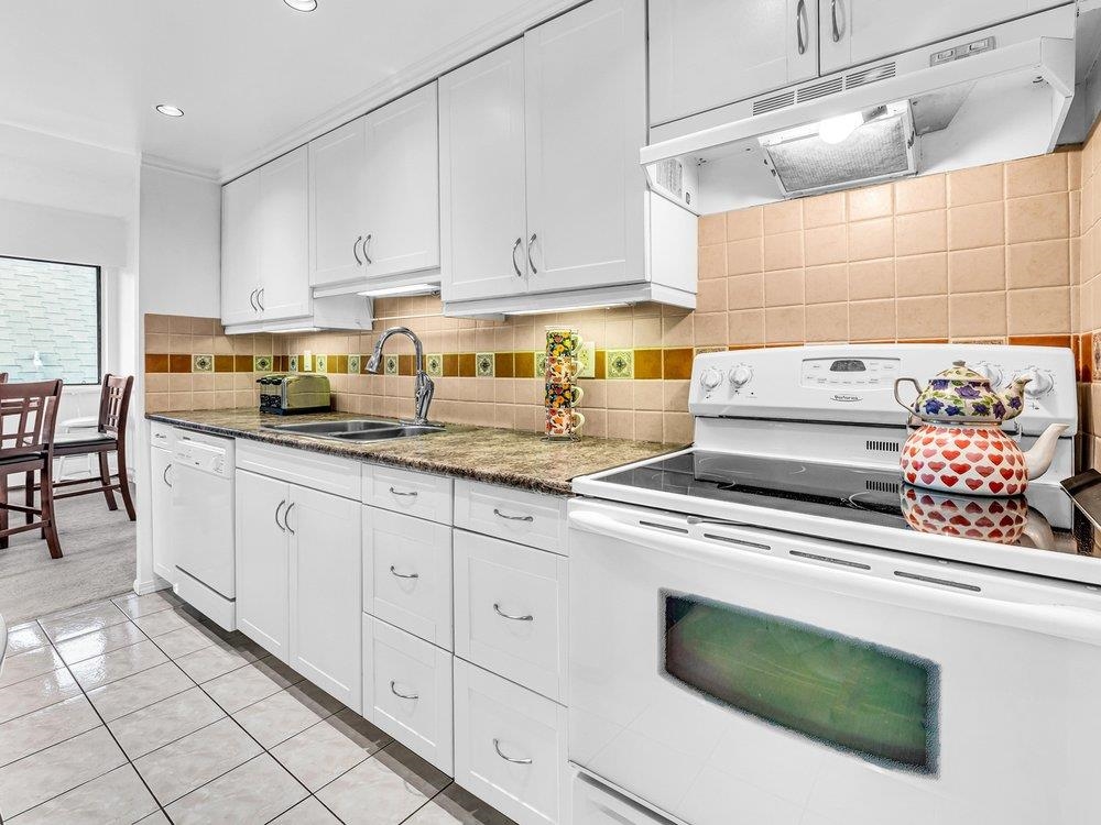 Listing image of 301 2710 LONSDALE AVENUE