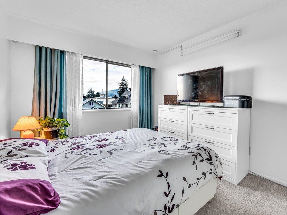 Listing image of 301 2710 LONSDALE AVENUE
