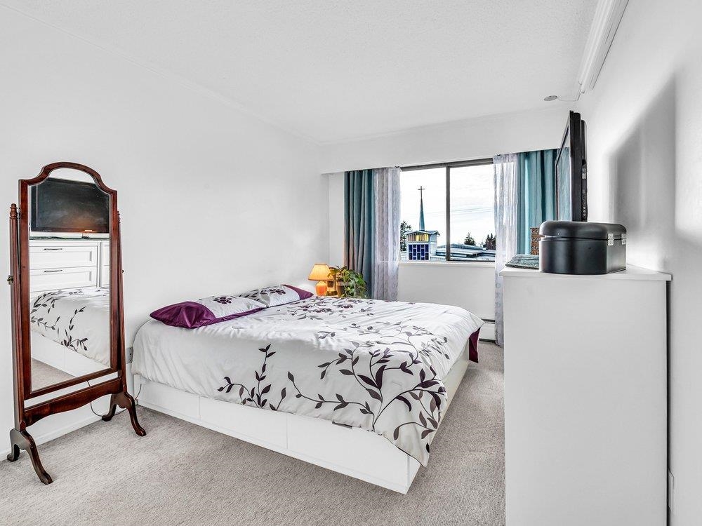 Listing image of 301 2710 LONSDALE AVENUE