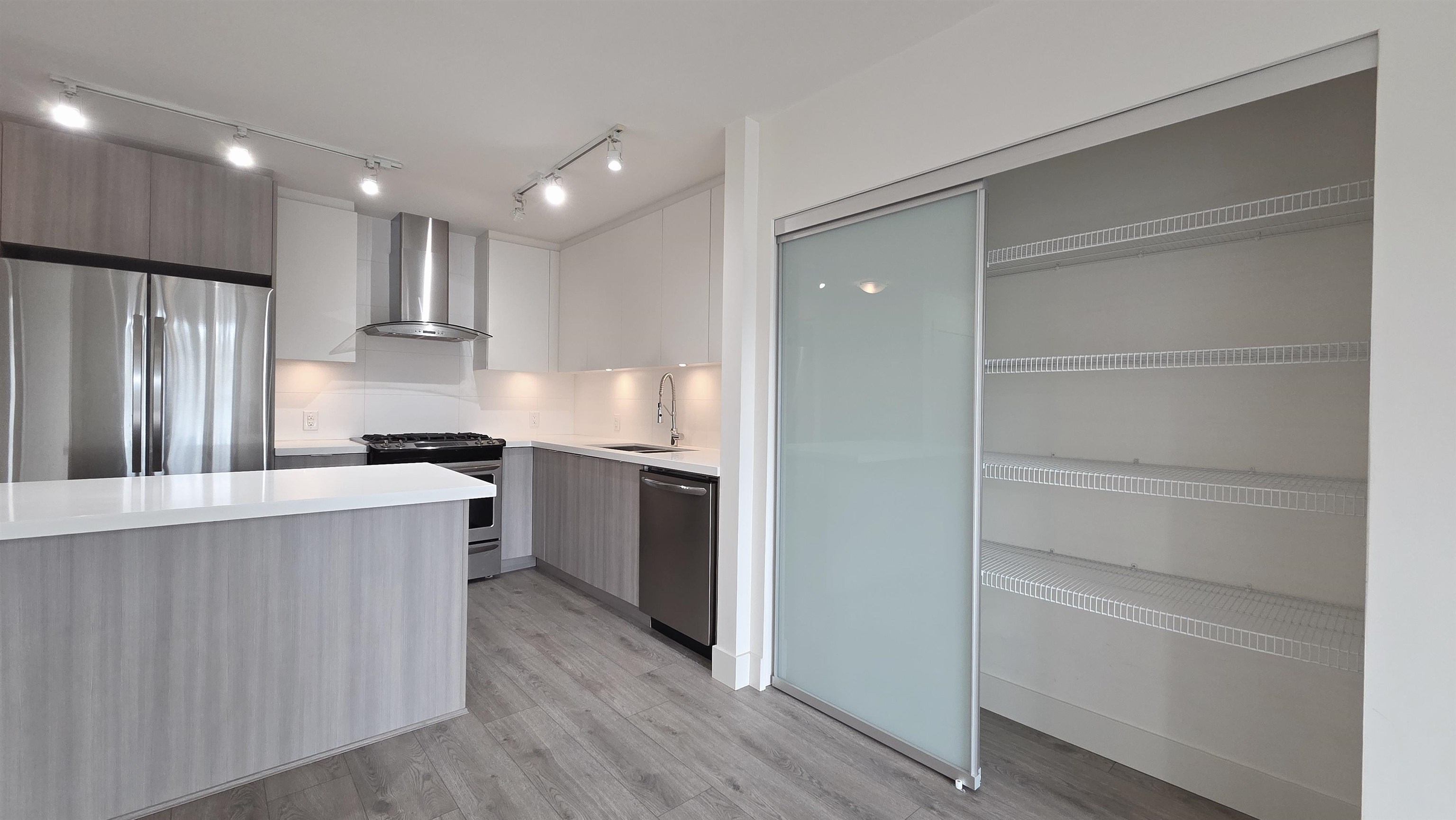 Listing image of 404 3602 ALDERCREST DRIVE