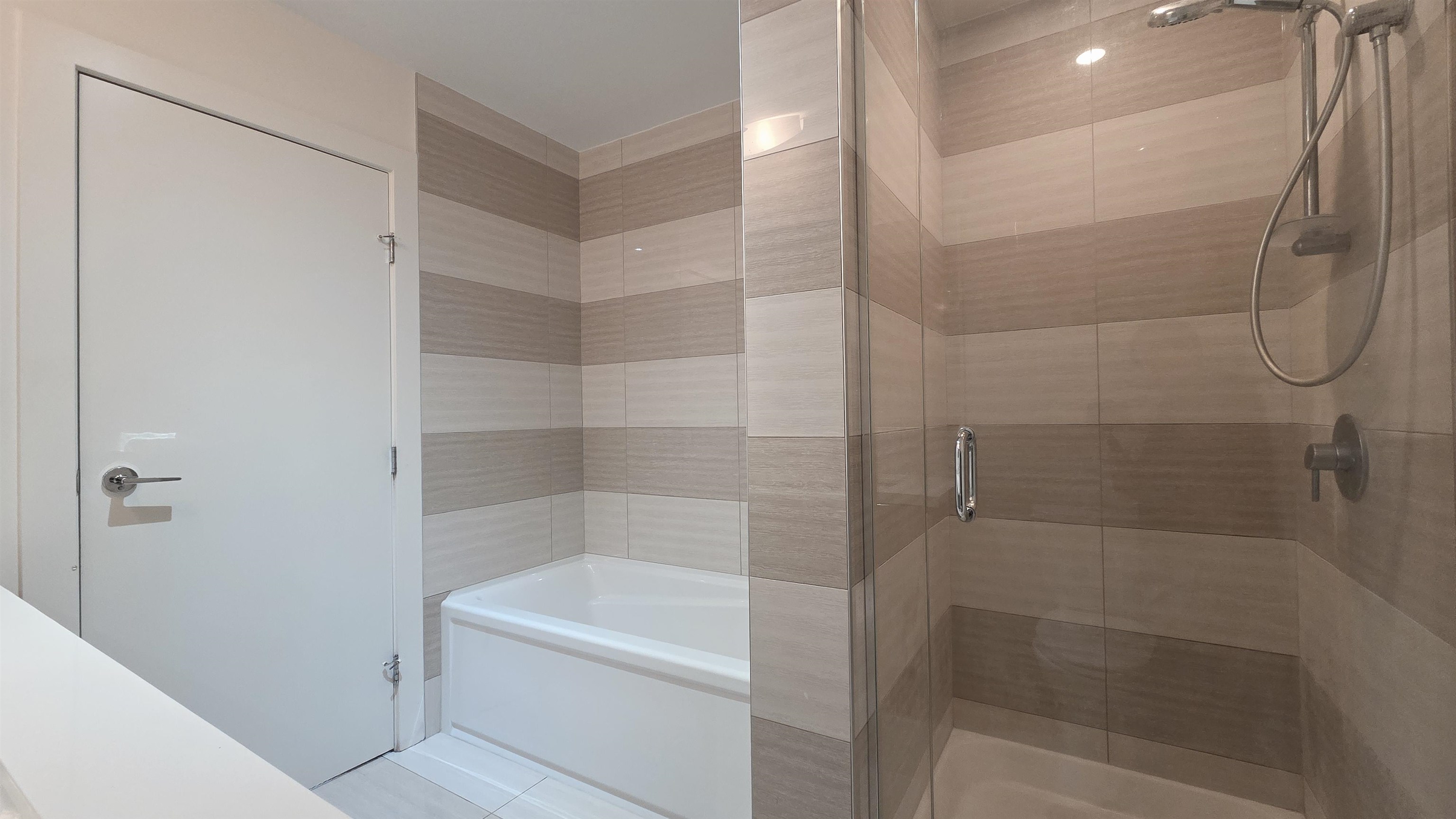 Listing image of 404 3602 ALDERCREST DRIVE