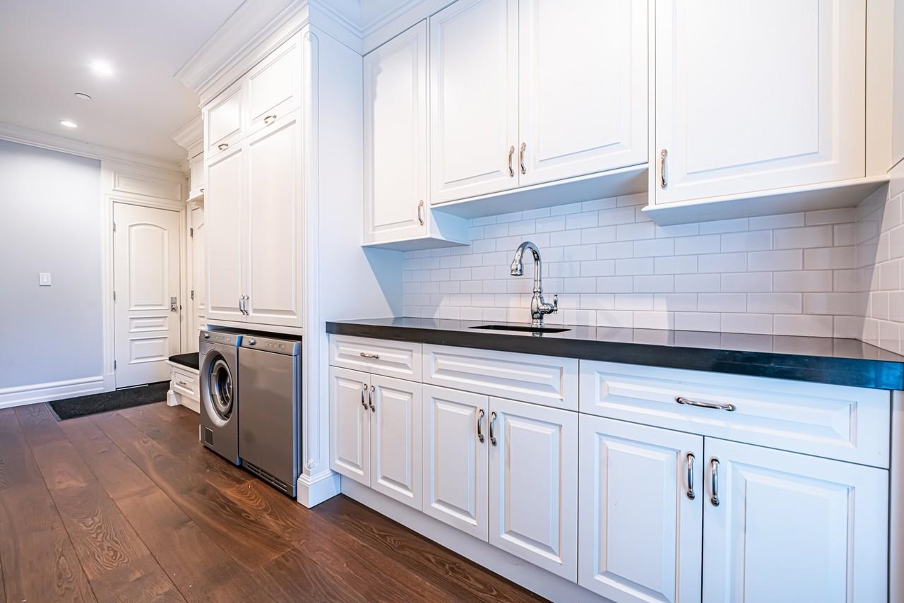 Listing image of 2913 ALTAMONT CRESCENT
