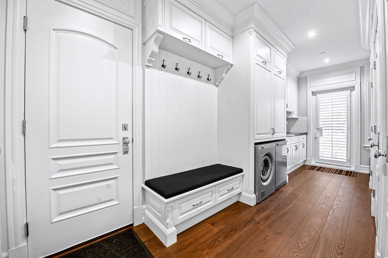 Listing image of 2913 ALTAMONT CRESCENT