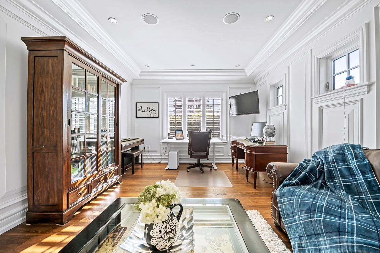 Listing image of 2913 ALTAMONT CRESCENT