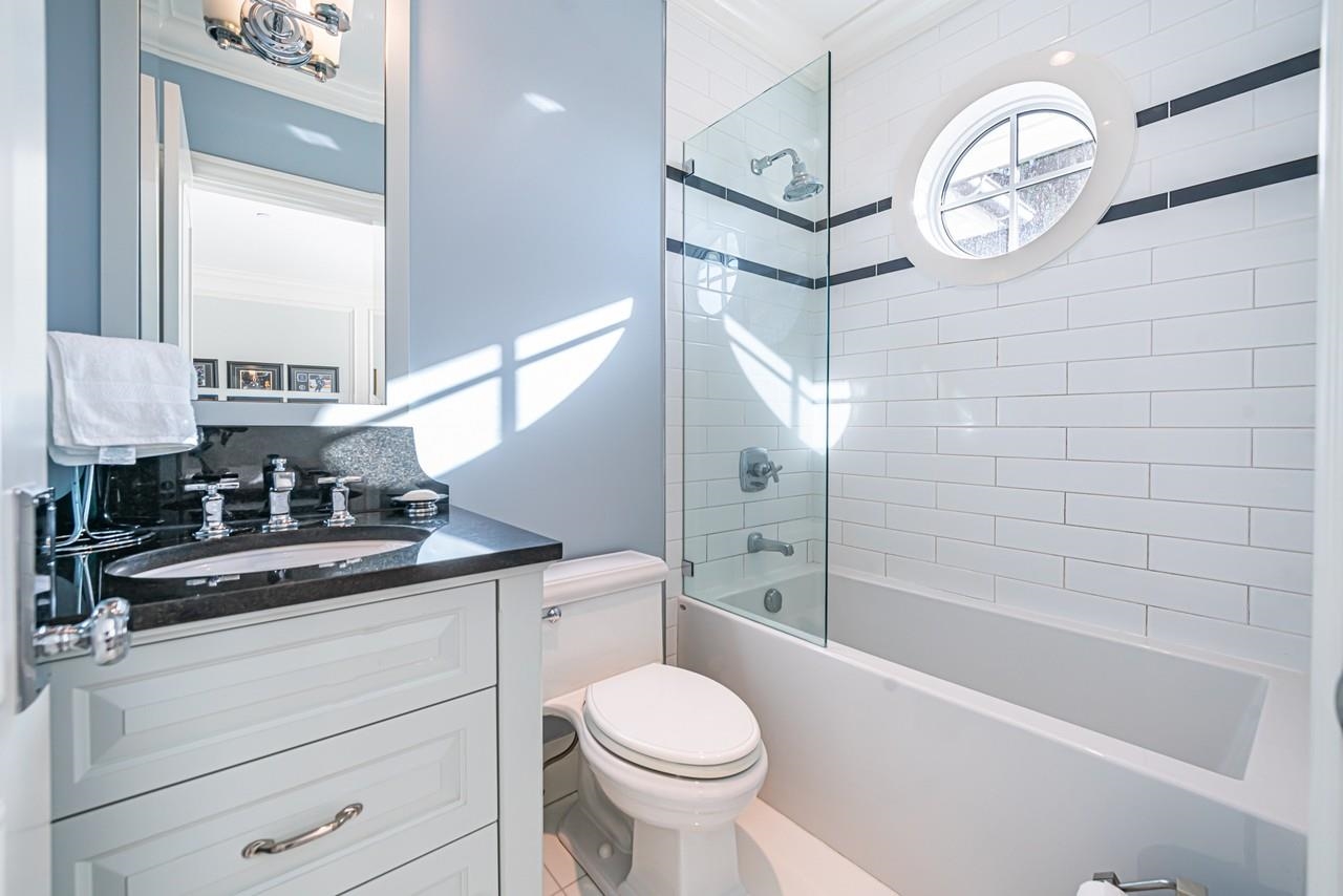 Listing image of 2913 ALTAMONT CRESCENT