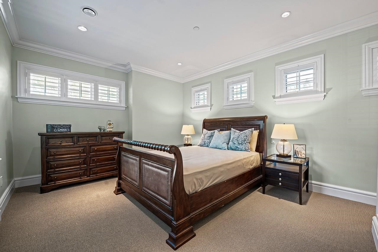 Listing image of 2913 ALTAMONT CRESCENT