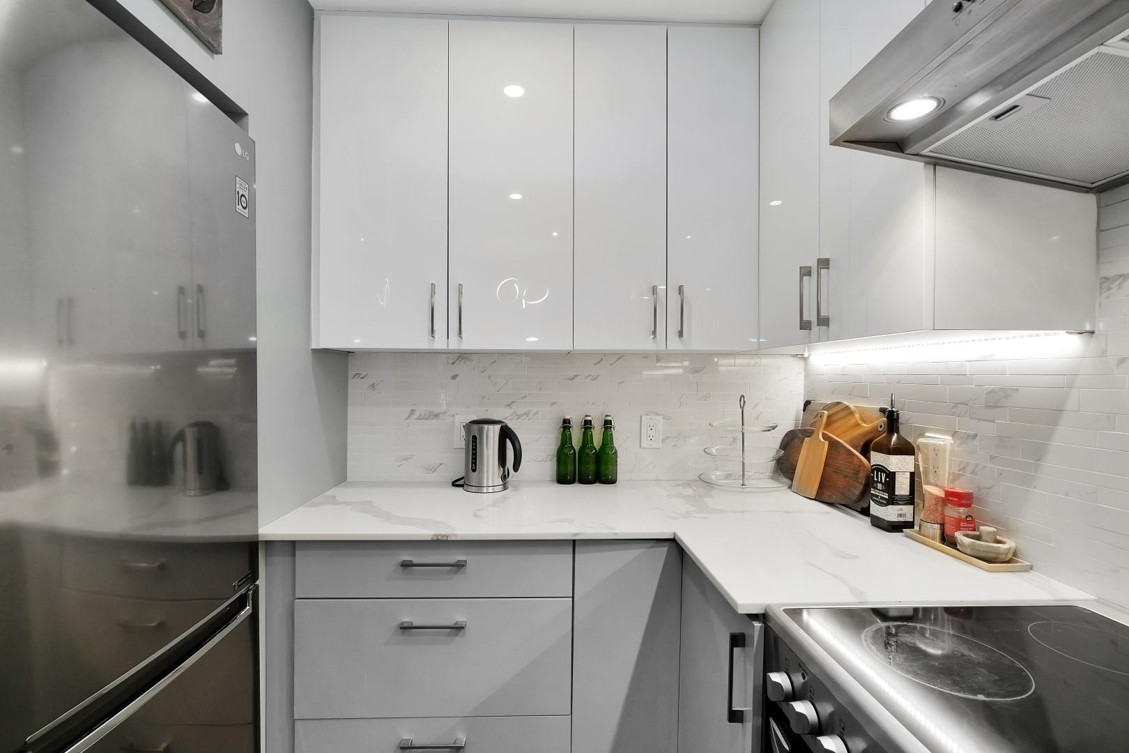 Listing image of 306 630 ROCHE POINT DRIVE