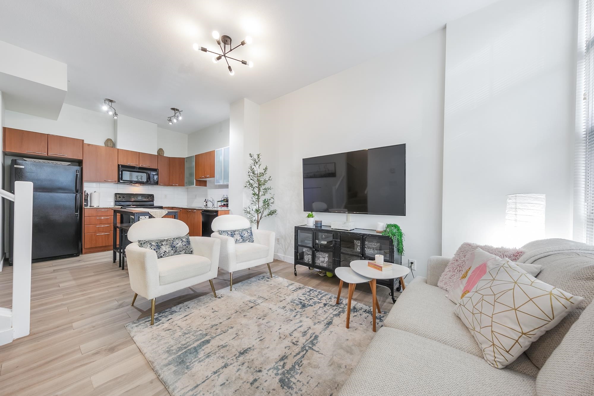 Listing image of 1479 E KING EDWARD AVENUE