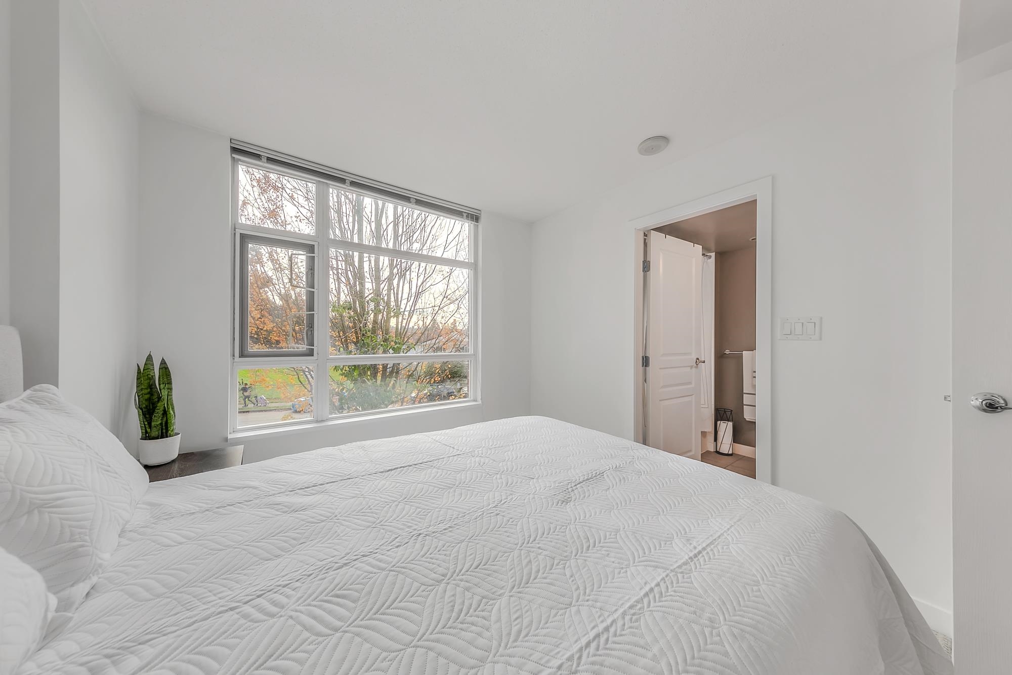 Listing image of 1479 E KING EDWARD AVENUE