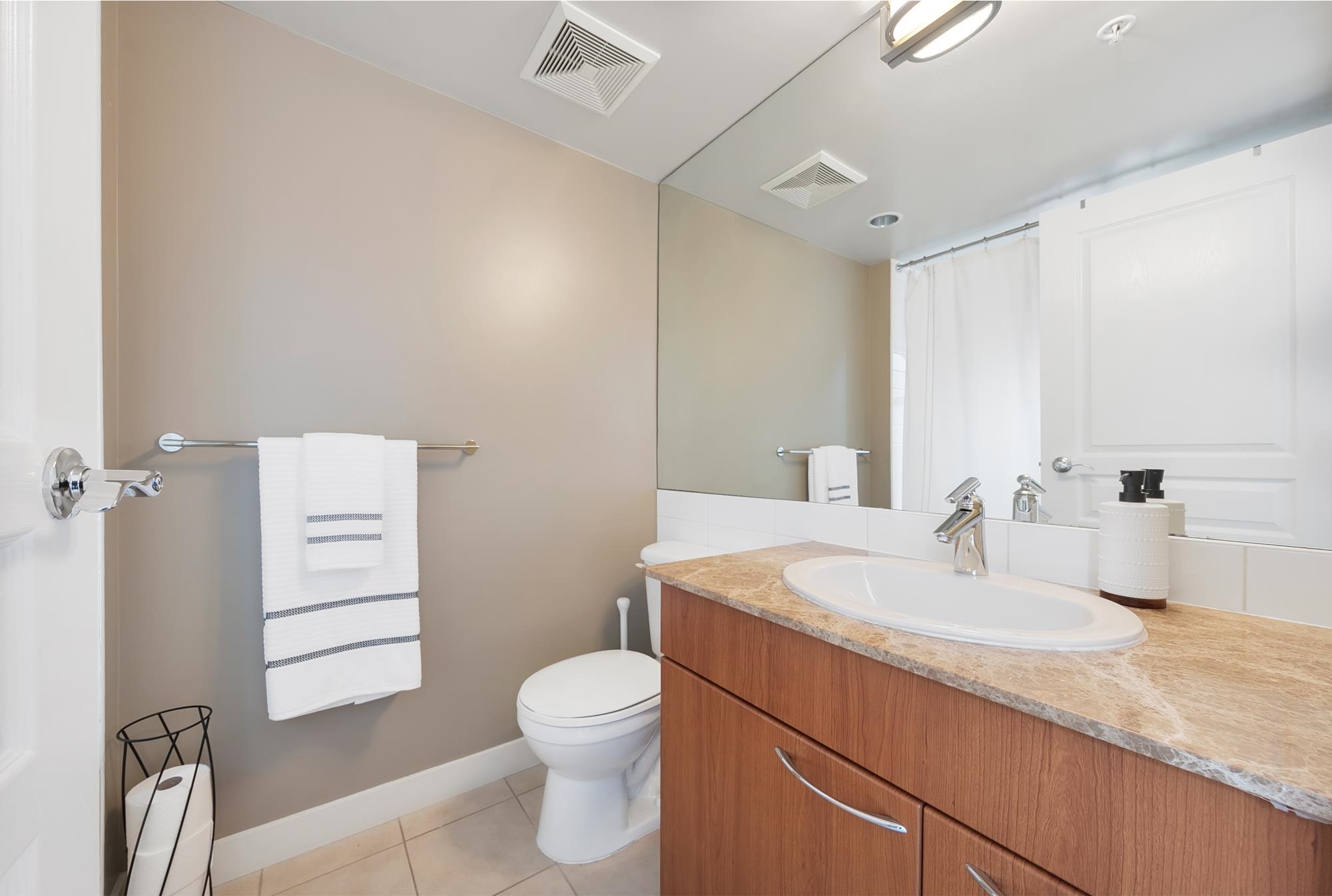 Listing image of 1479 E KING EDWARD AVENUE